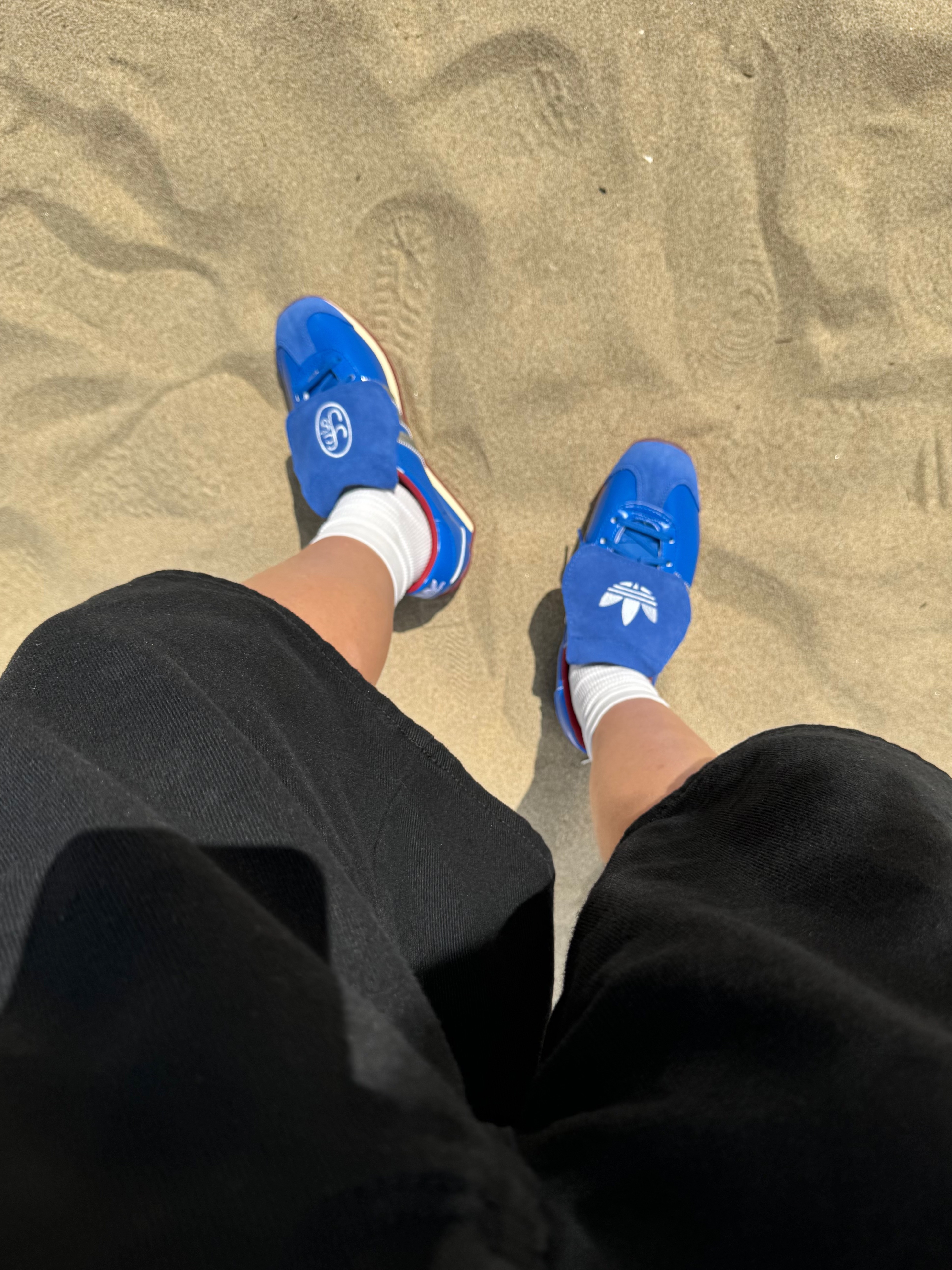 Adidas x Yeseyesee Country OG Blue Matte Silver, (W) Celine Triomphe 01 Sunglasses in Acetate Black 착용 스타일 - 3