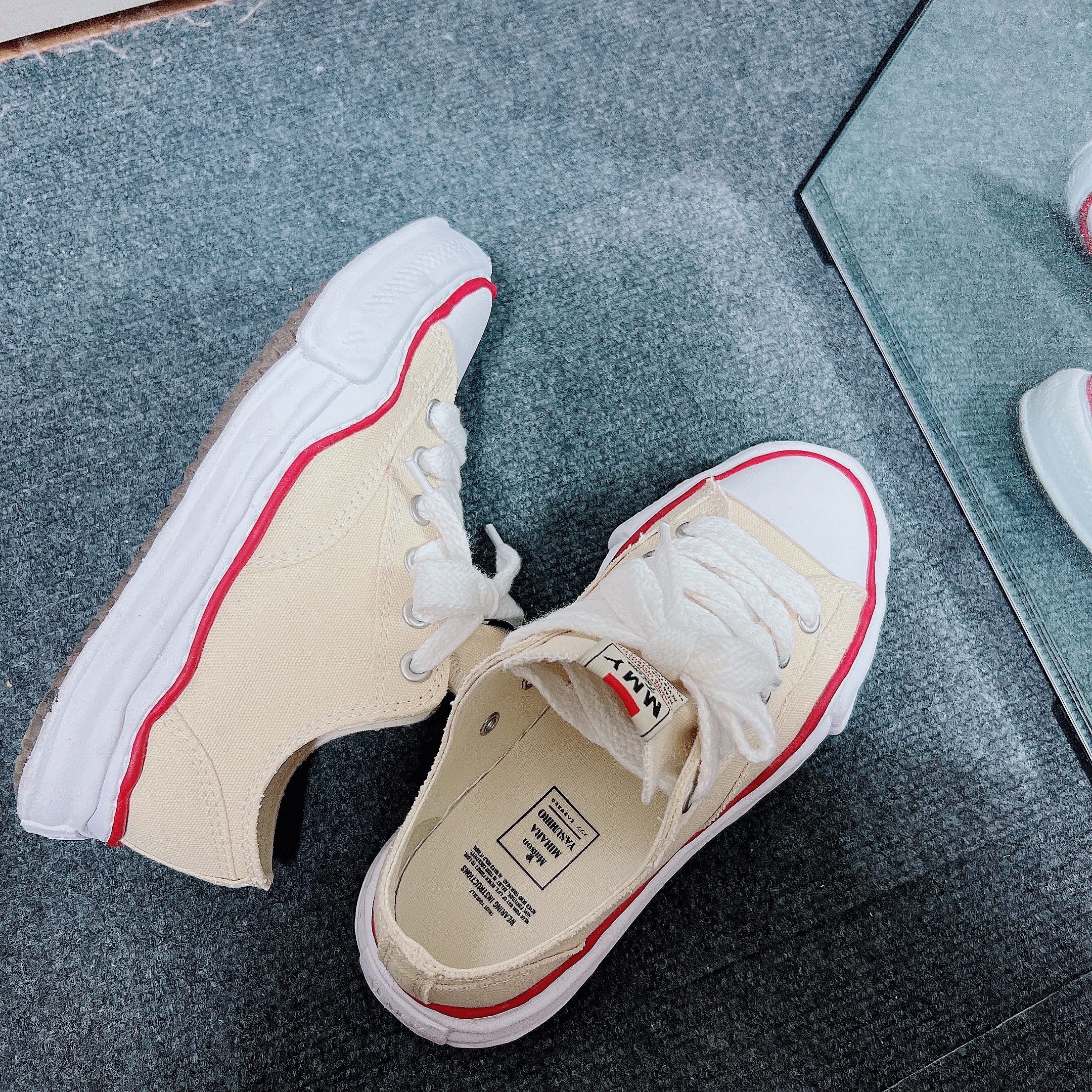 Maison Mihara Yasuhiro Peterson OG Sole Canvas Low-top Sneakers Natural 착용 스타일 - 4