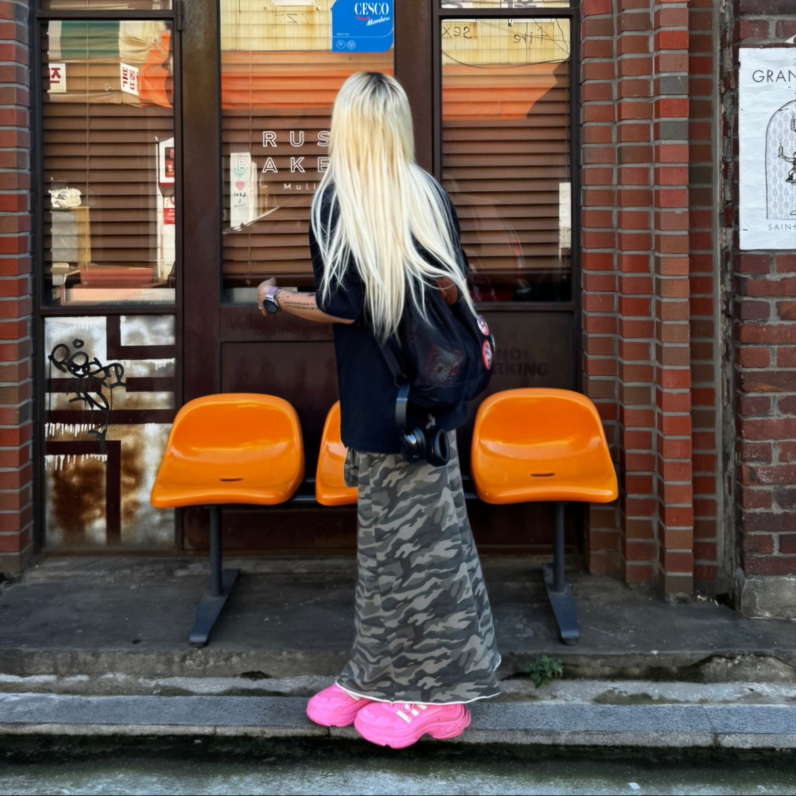(W) Balenciaga x Adidas Triple S Sneakers Neon Pink 착용 스타일 - 2