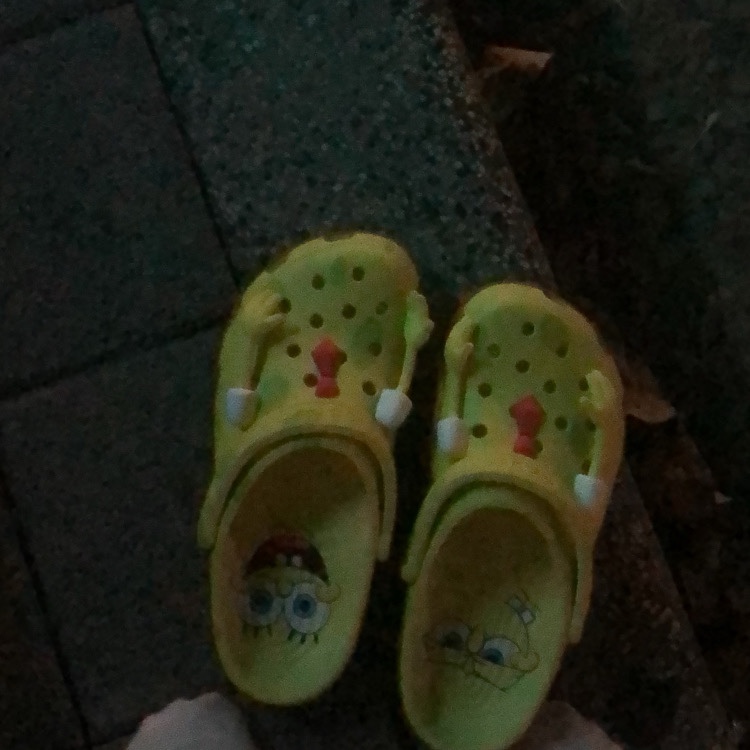 Crocs x Spongebob Classic Clog Banana 착용 스타일