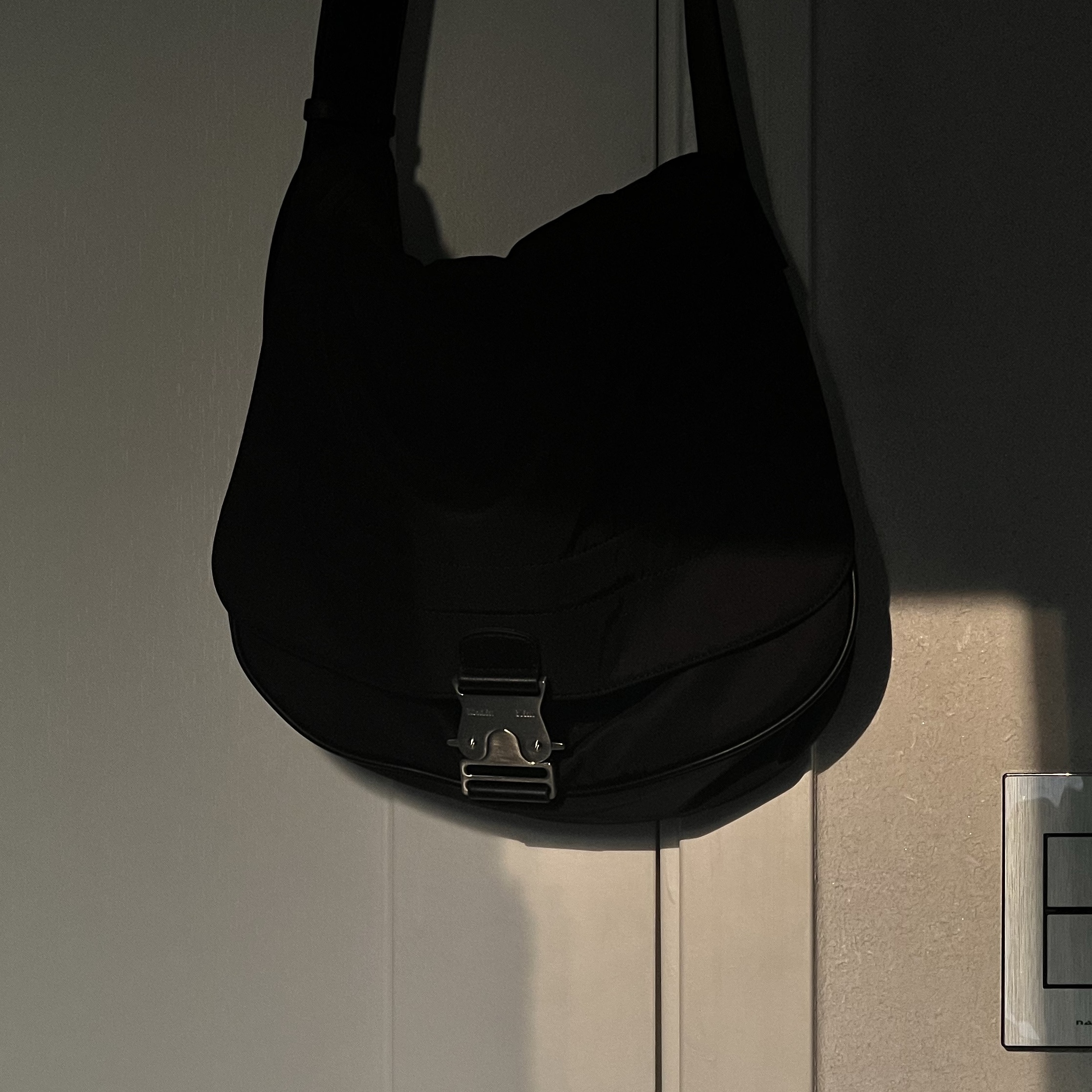 Matin Kim Big Buckle Bag Black 착용 스타일