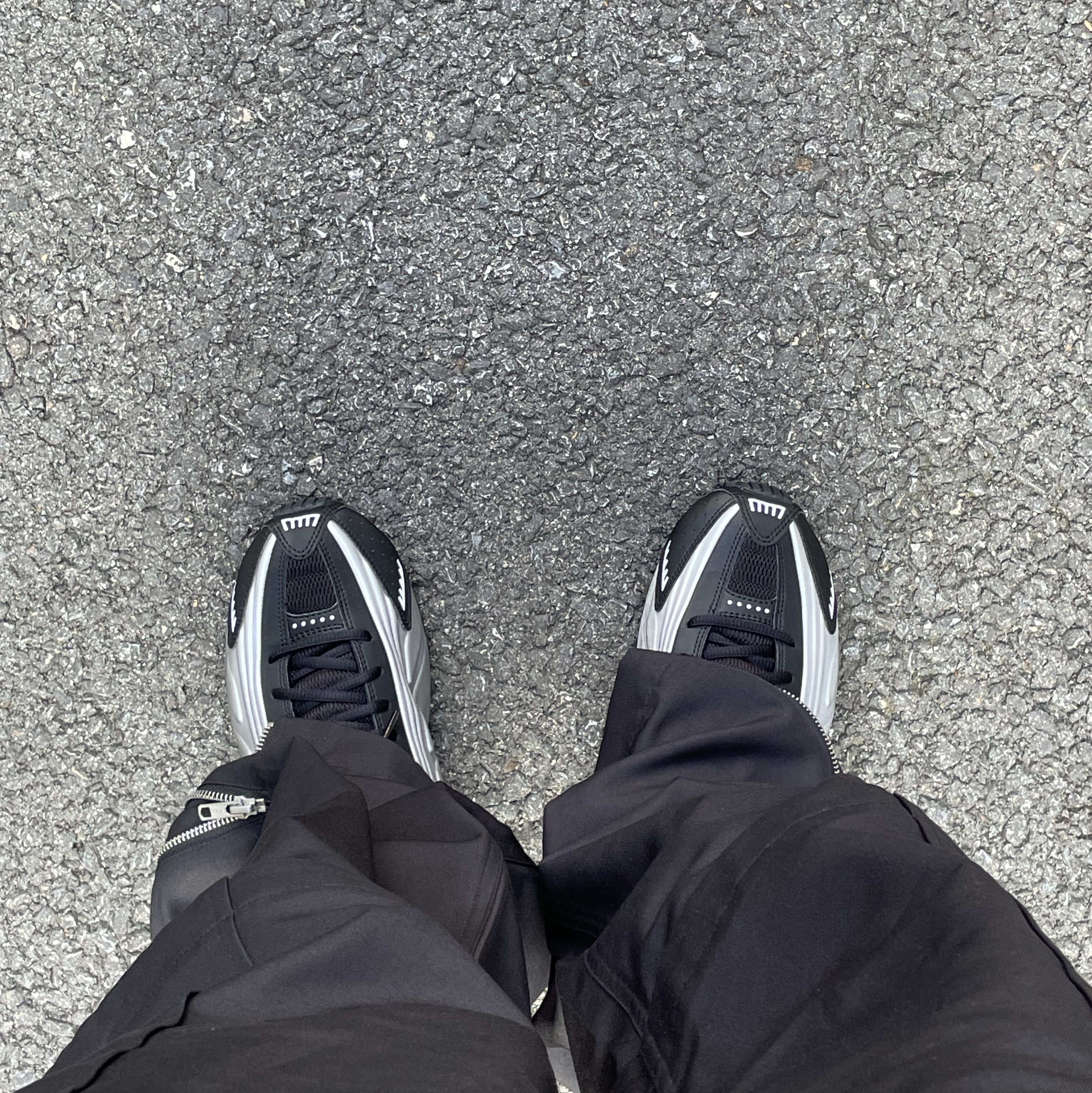 Nike Shox R4 Black and Metallic Silver 착용 스타일