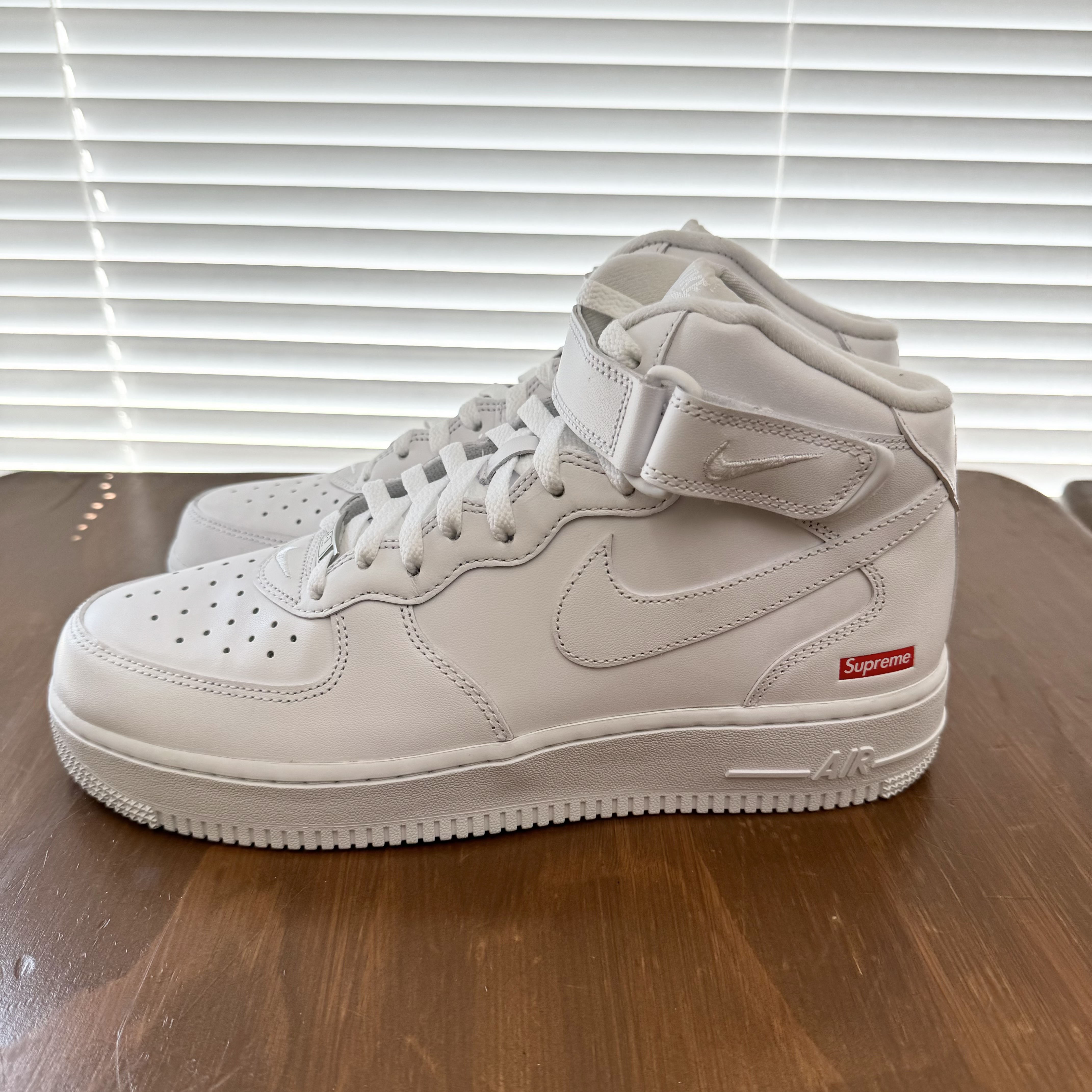 Nike x Supreme Air Force 1 Mid White 착용 스타일 - 1