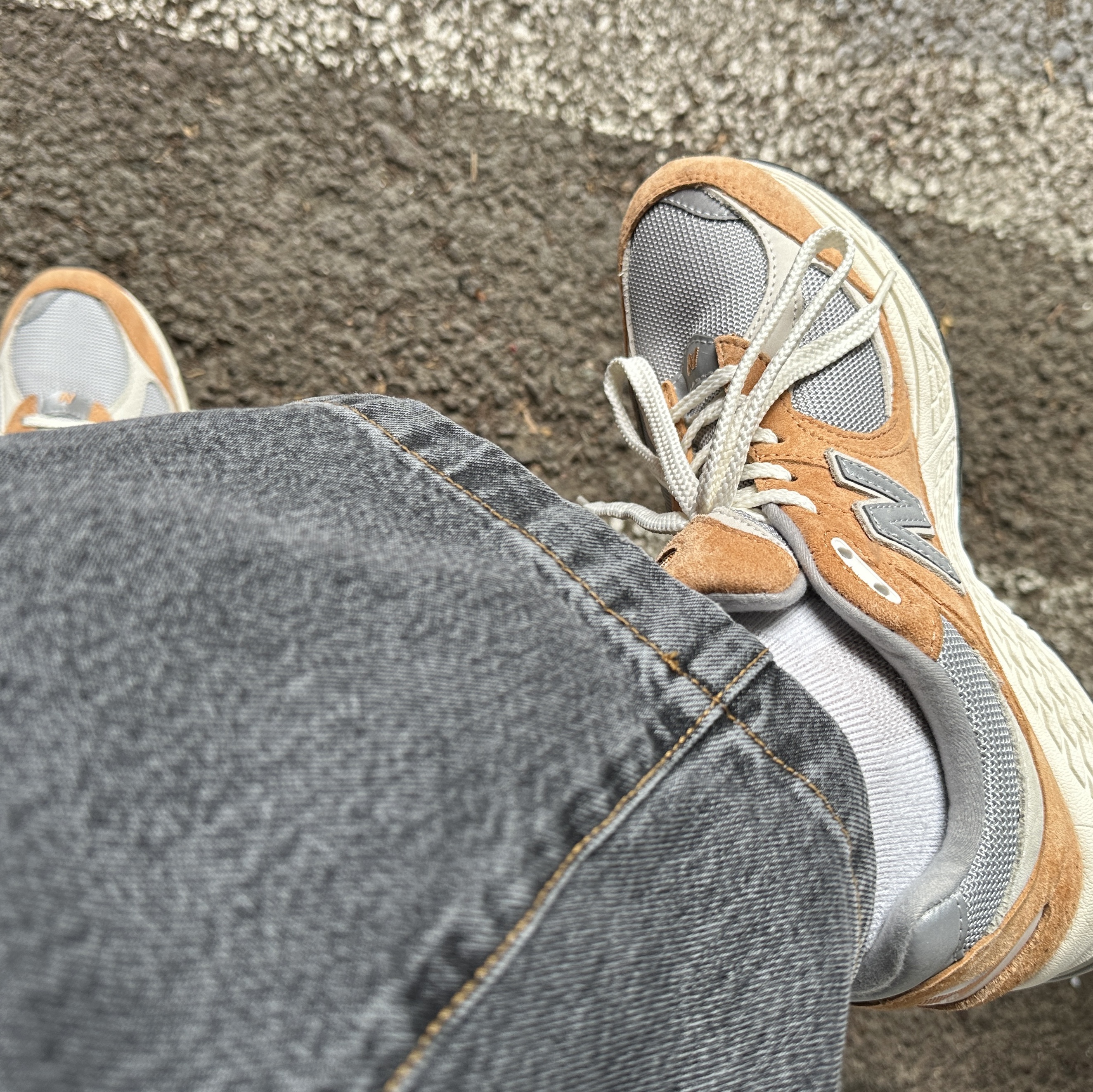 New Balance 2002R Special Vintage Beige 착용 스타일 - 3