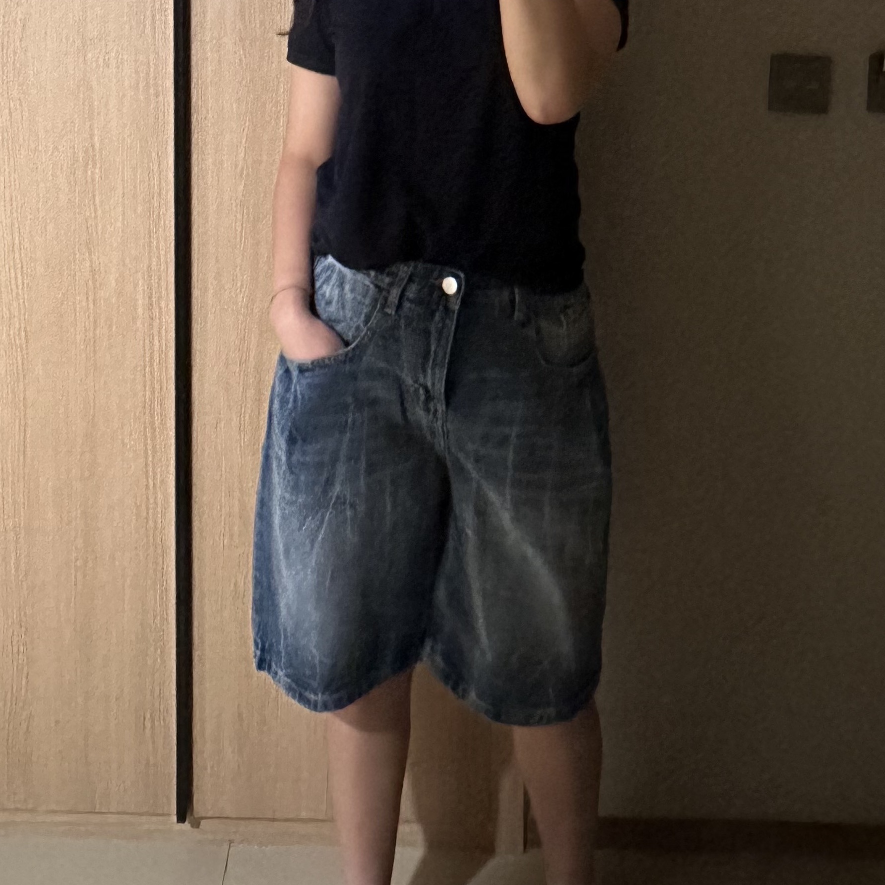 Millo Archive Denim Bermuda Pants Mid Blue 착용 스타일