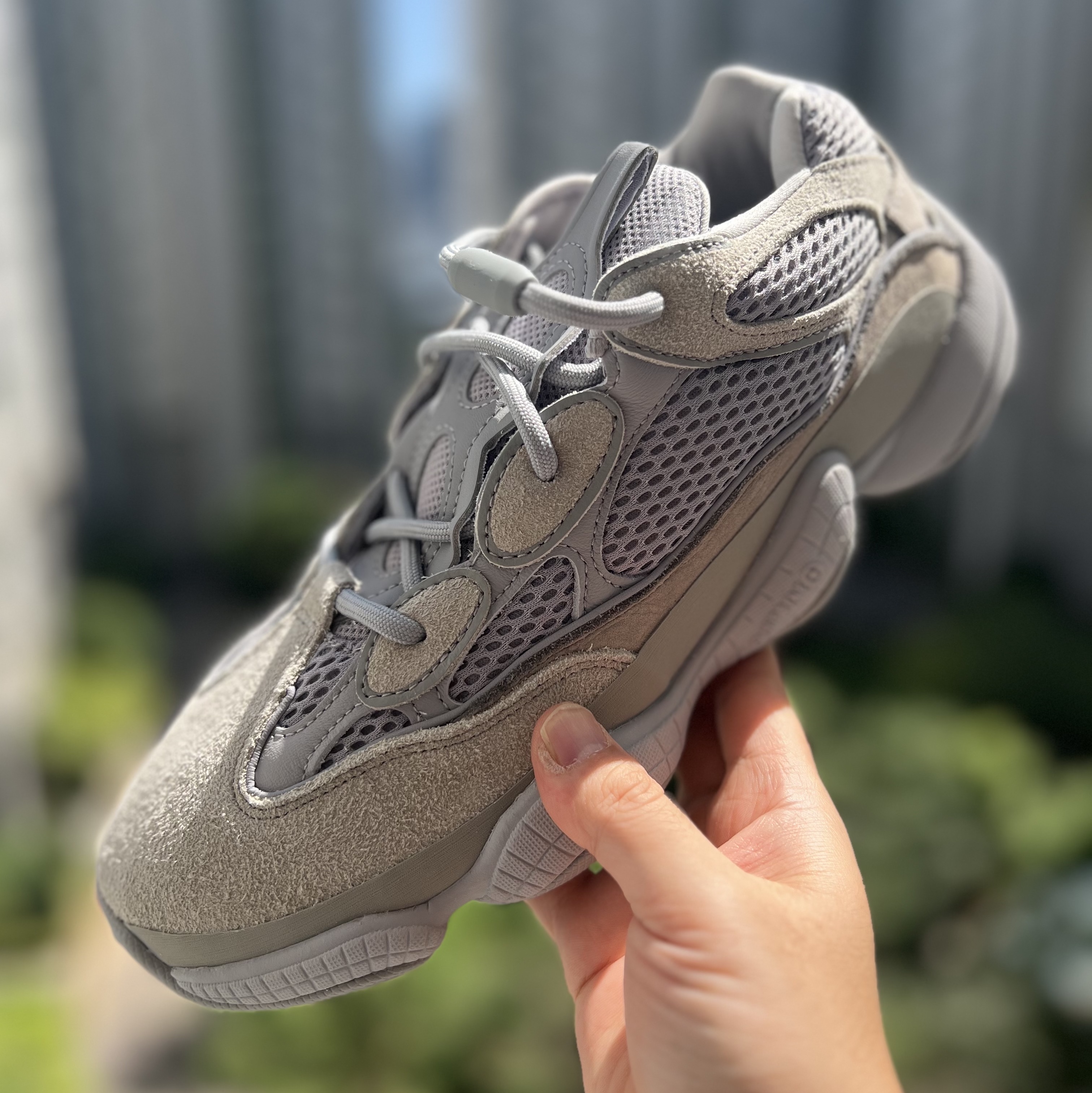 Adidas Yeezy 500 Stone Salt 착용 스타일