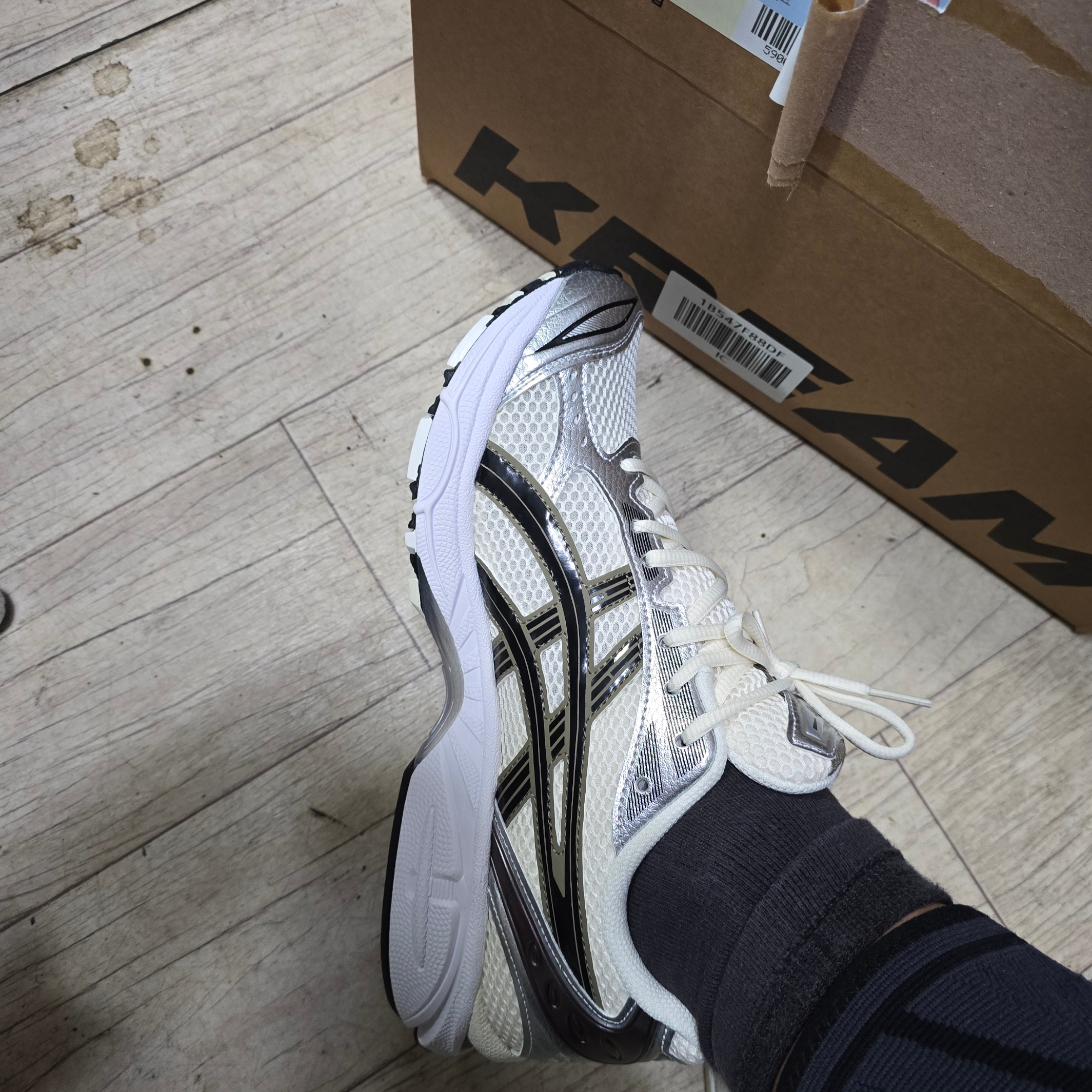 Asics Gel-Kayano 14 Cream Black 착용 스타일 - 1