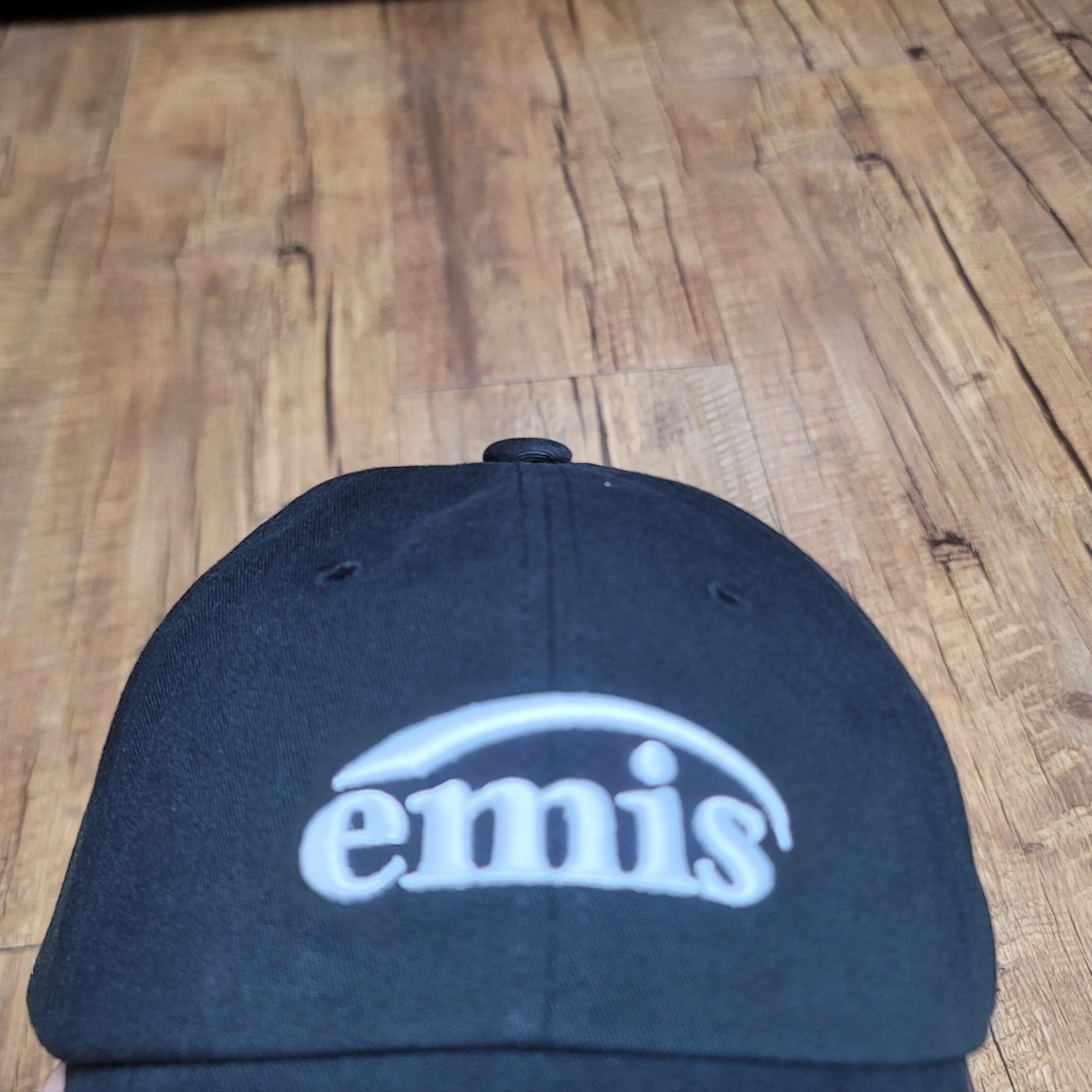 Emis New Logo Emis Cap Navy 착용 스타일