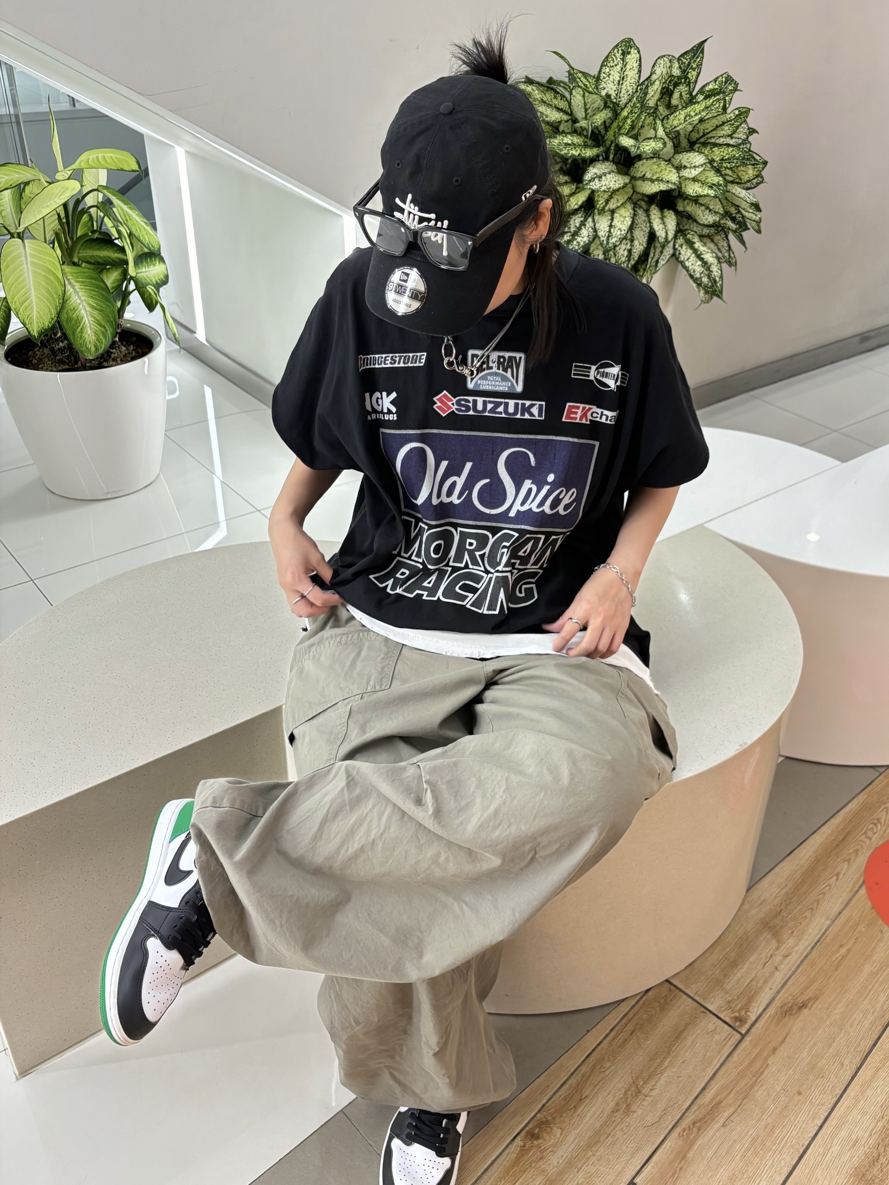 Jordan 1 Retro High OG Black and Lucky Green, Stussy Basic New Era 9Twenty Basic Strapback Black 착용 스타일 - 2
