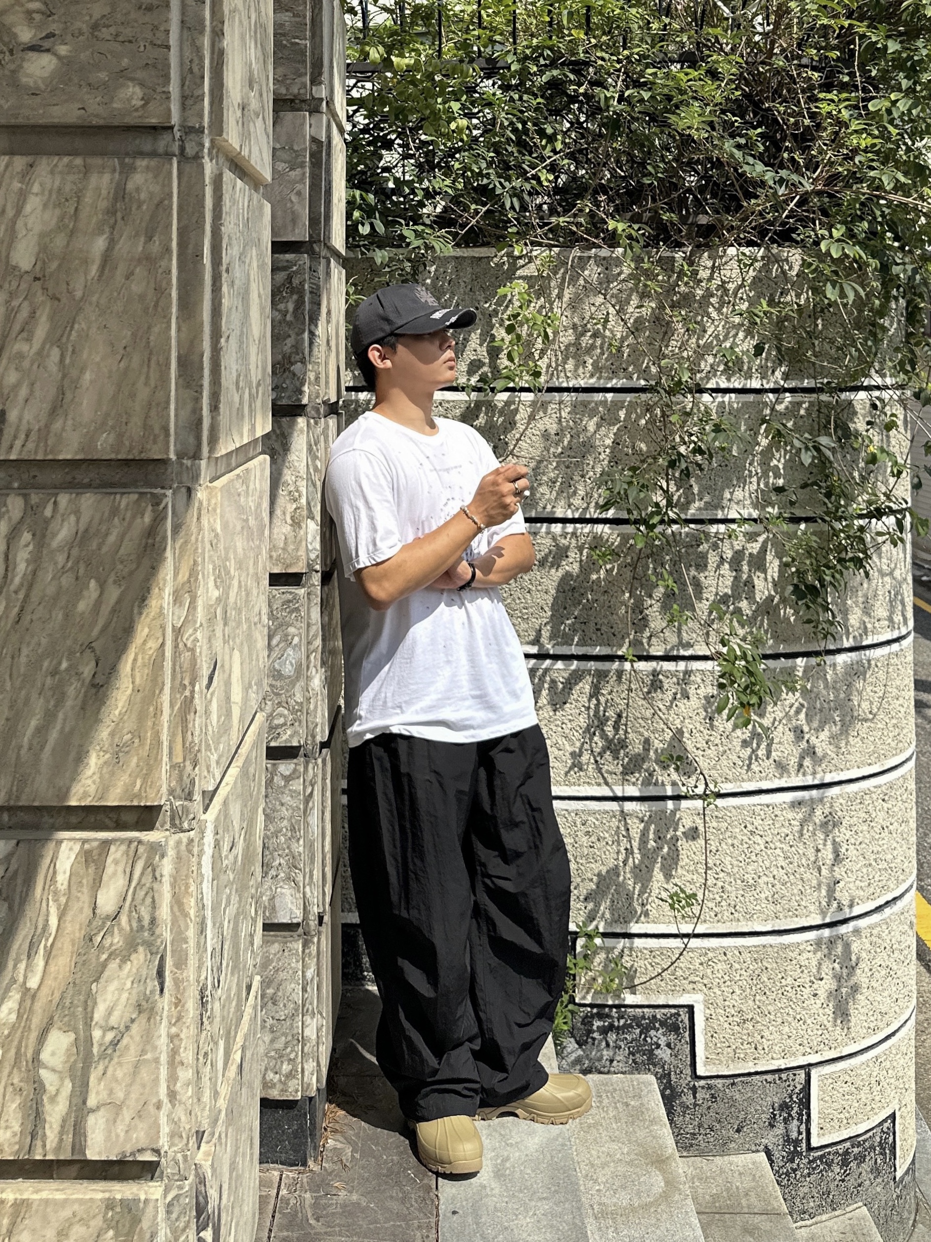 Amomento Motive Graphic T-Shirt White, Amomento Mens Cotton Nylon Fatigue Pants Black - 24FW 착용 스타일 - 4