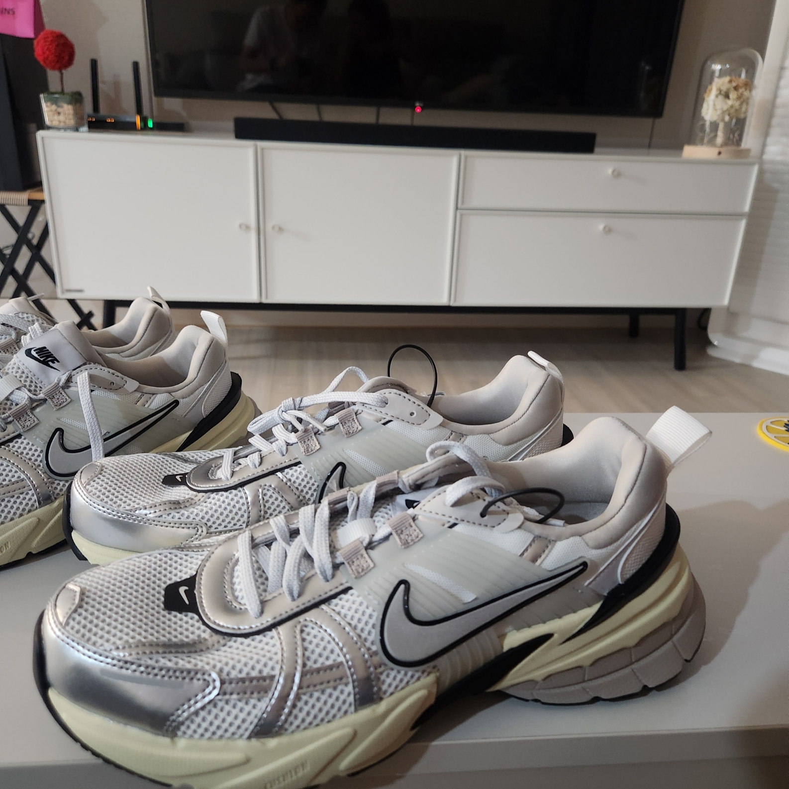 Nike V2K Run Summit White Metallic Silver 착용 스타일 - 3