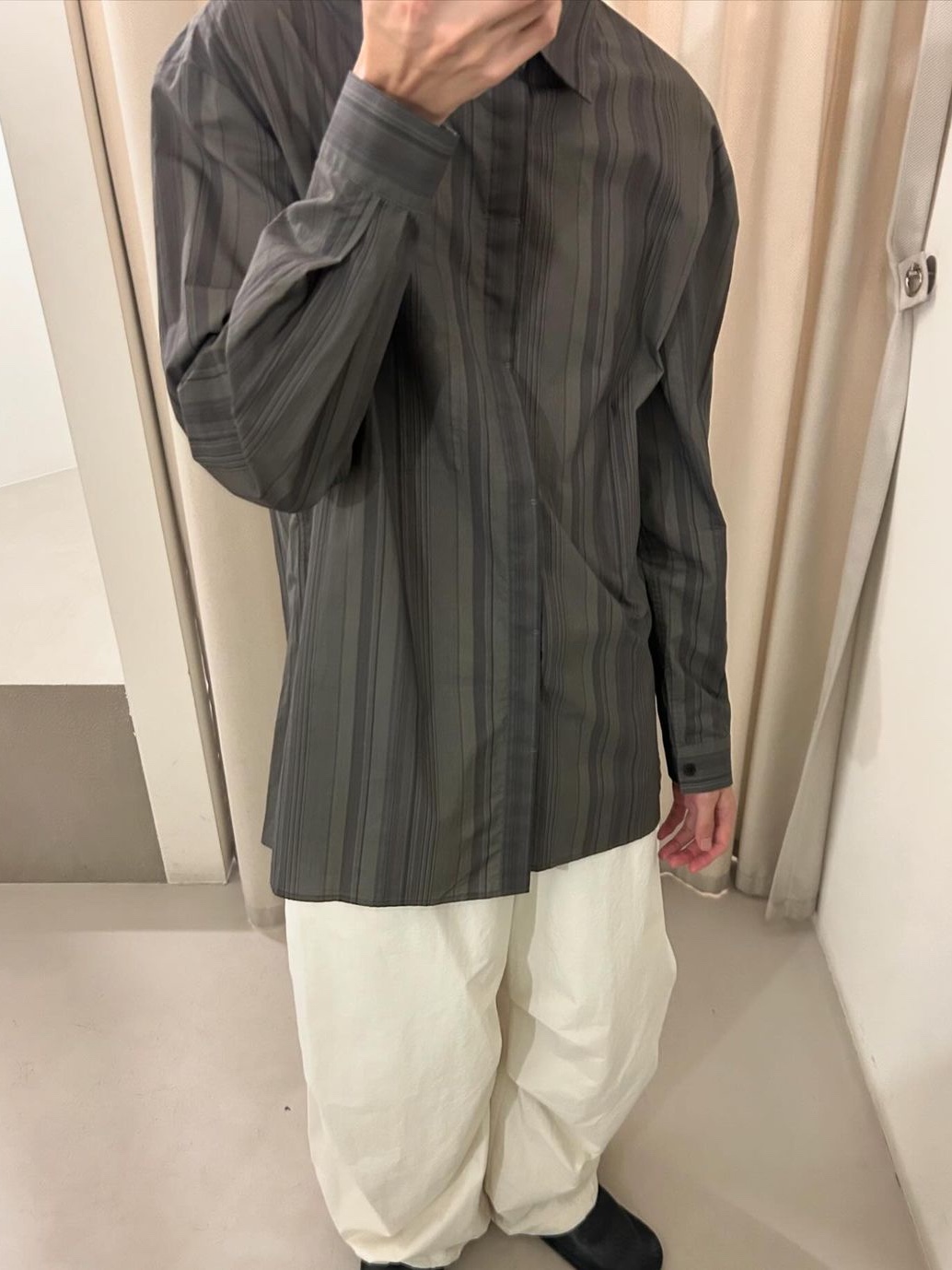 Amomento Stripe Square Pocket Oversized Shirts Khaki - 24FW 착용 스타일