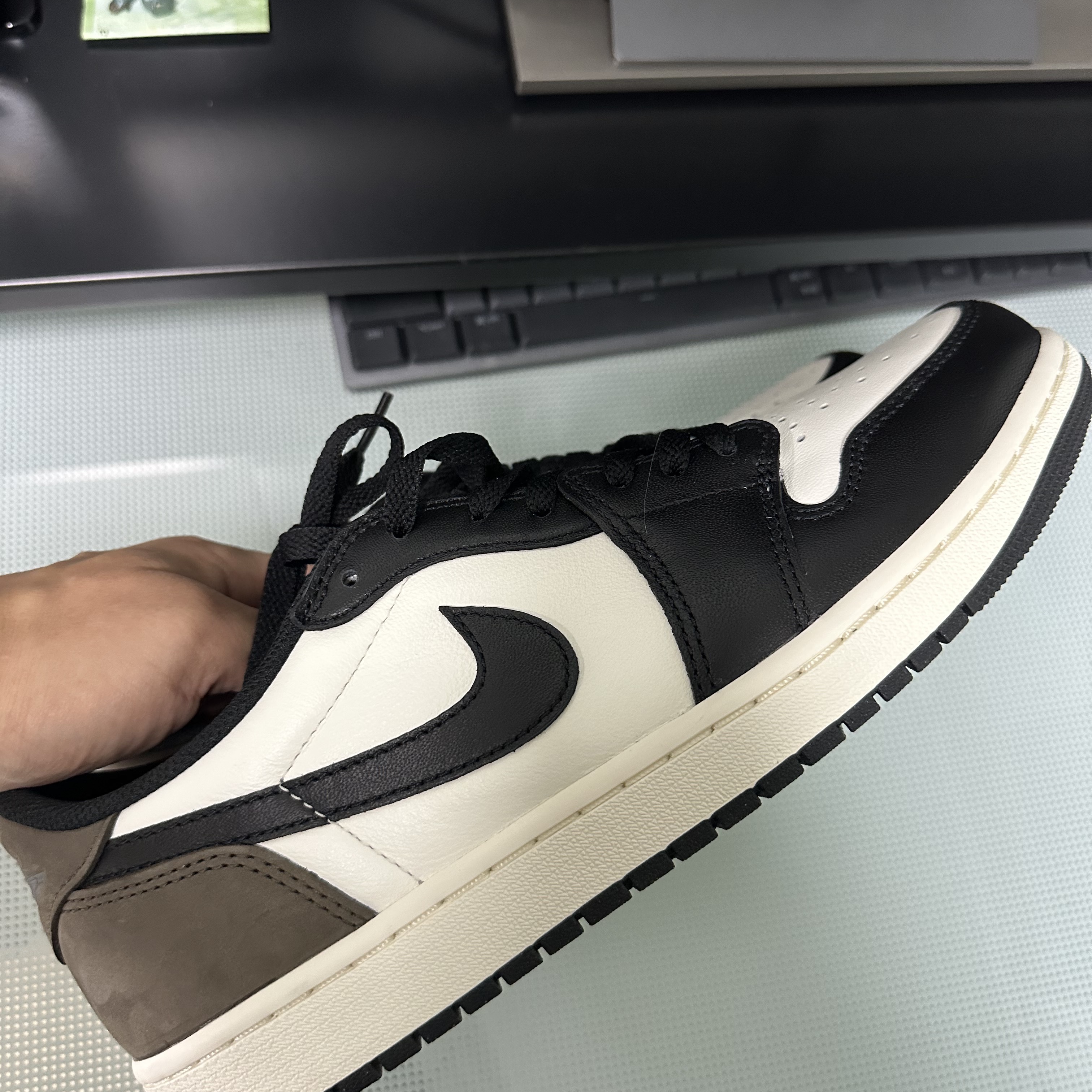 Jordan 1 Retro Low OG Mocha 착용 스타일 - 4