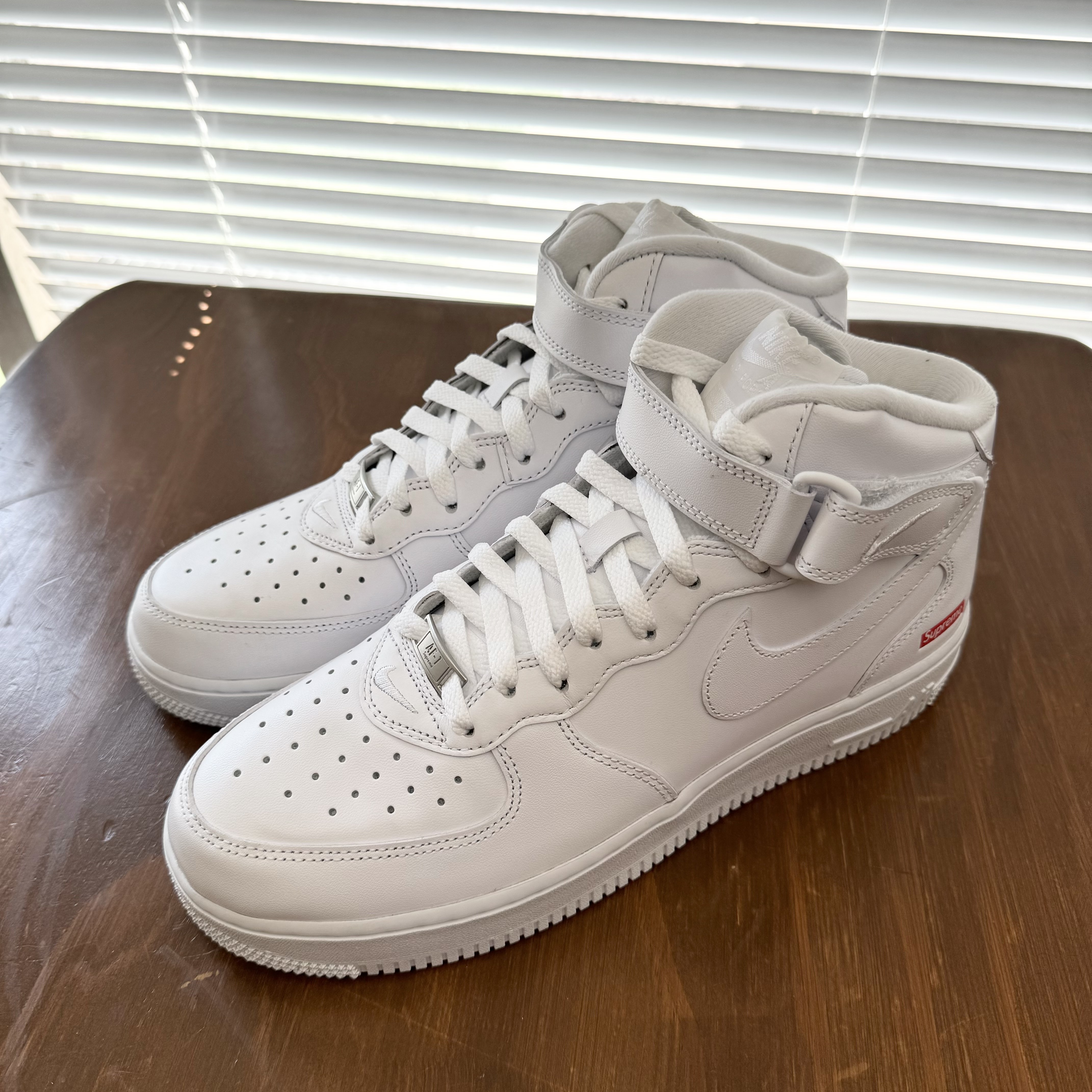 Nike x Supreme Air Force 1 Mid White 착용 스타일 - 3