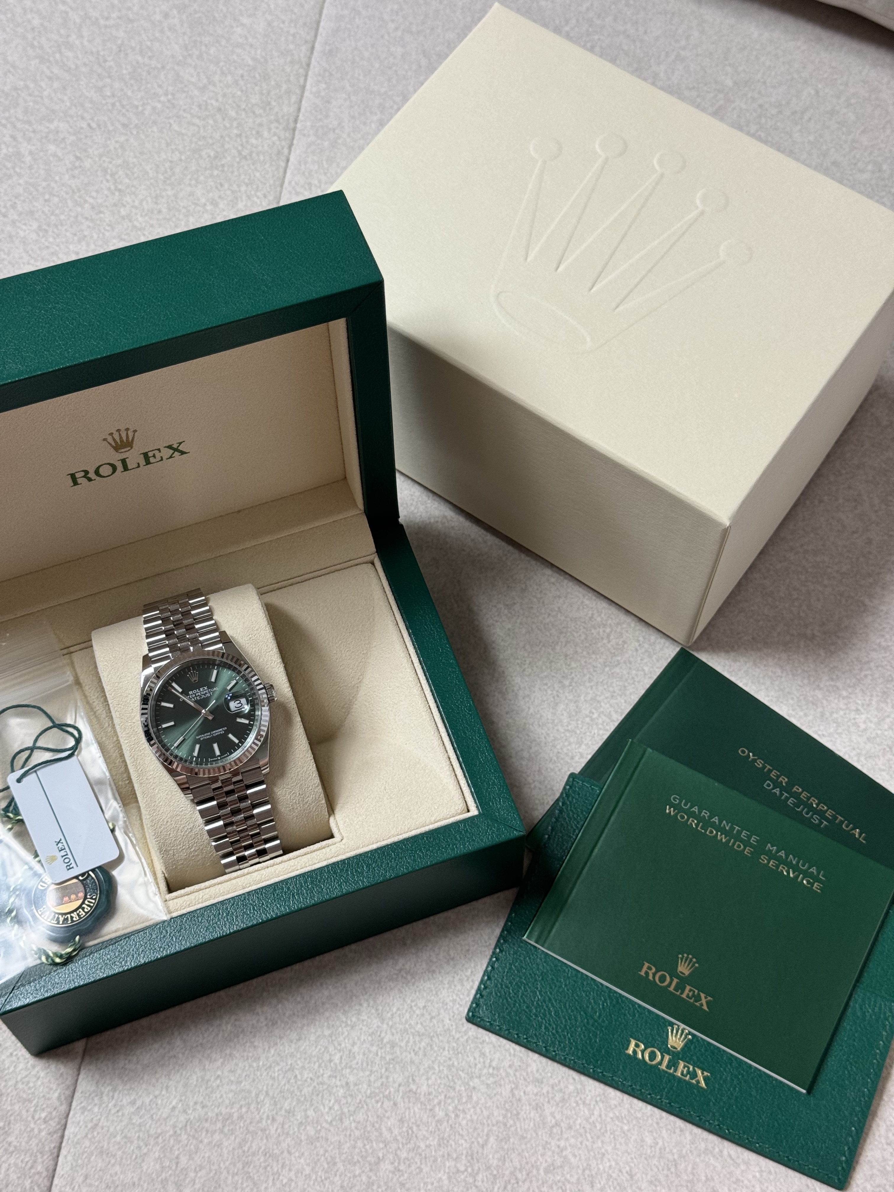 Rolex Submariner Date 40mm 116610LV Green Oyster, Rolex Datejust 36mm 126234 Mint Green Jubilee 착용 스타일 - 2