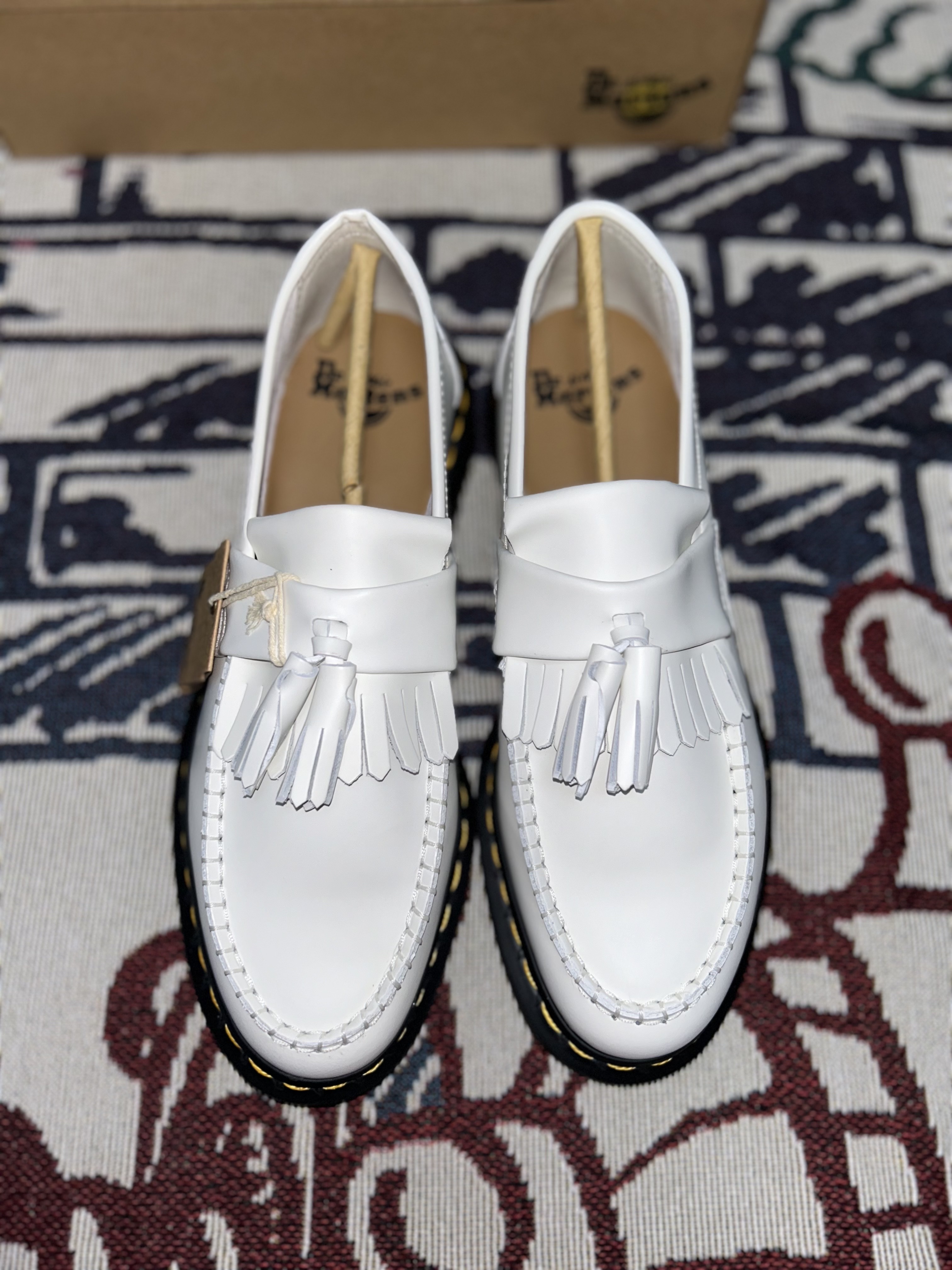 Dr. Martens Adrian Smooth Leather Tassel Loafers White 착용 스타일 - 2