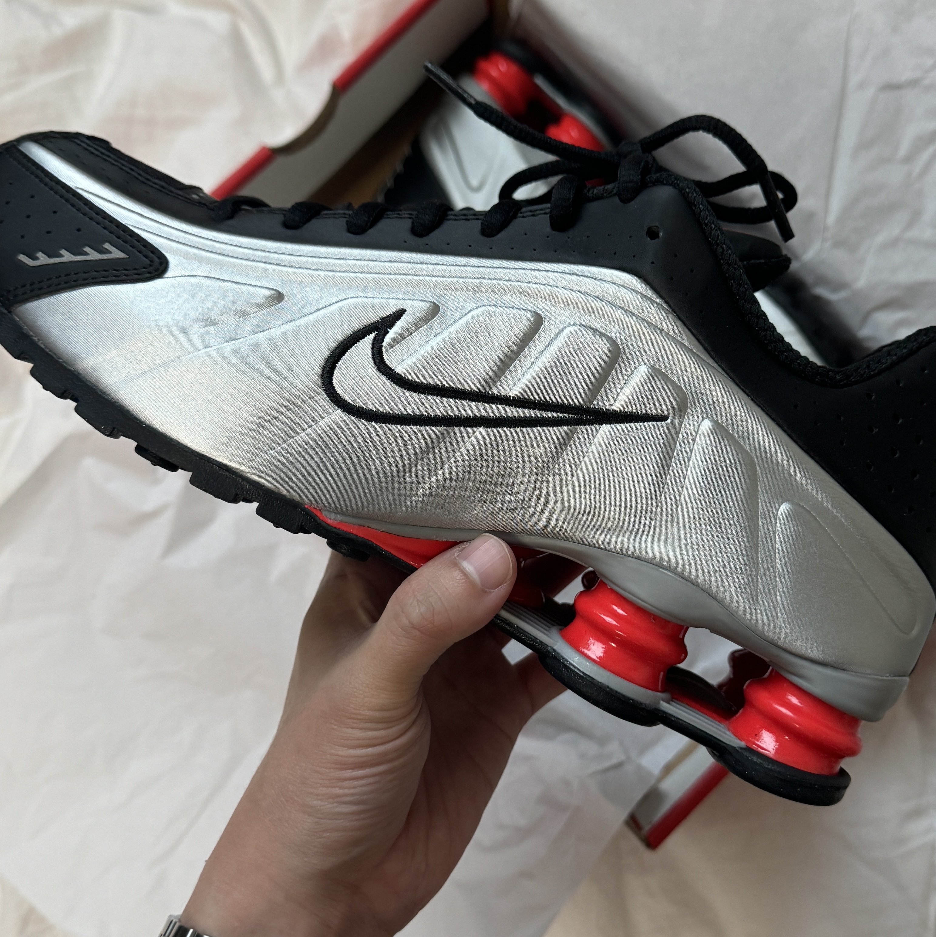 Nike Shox R4 Black and Metallic Silver 착용 스타일