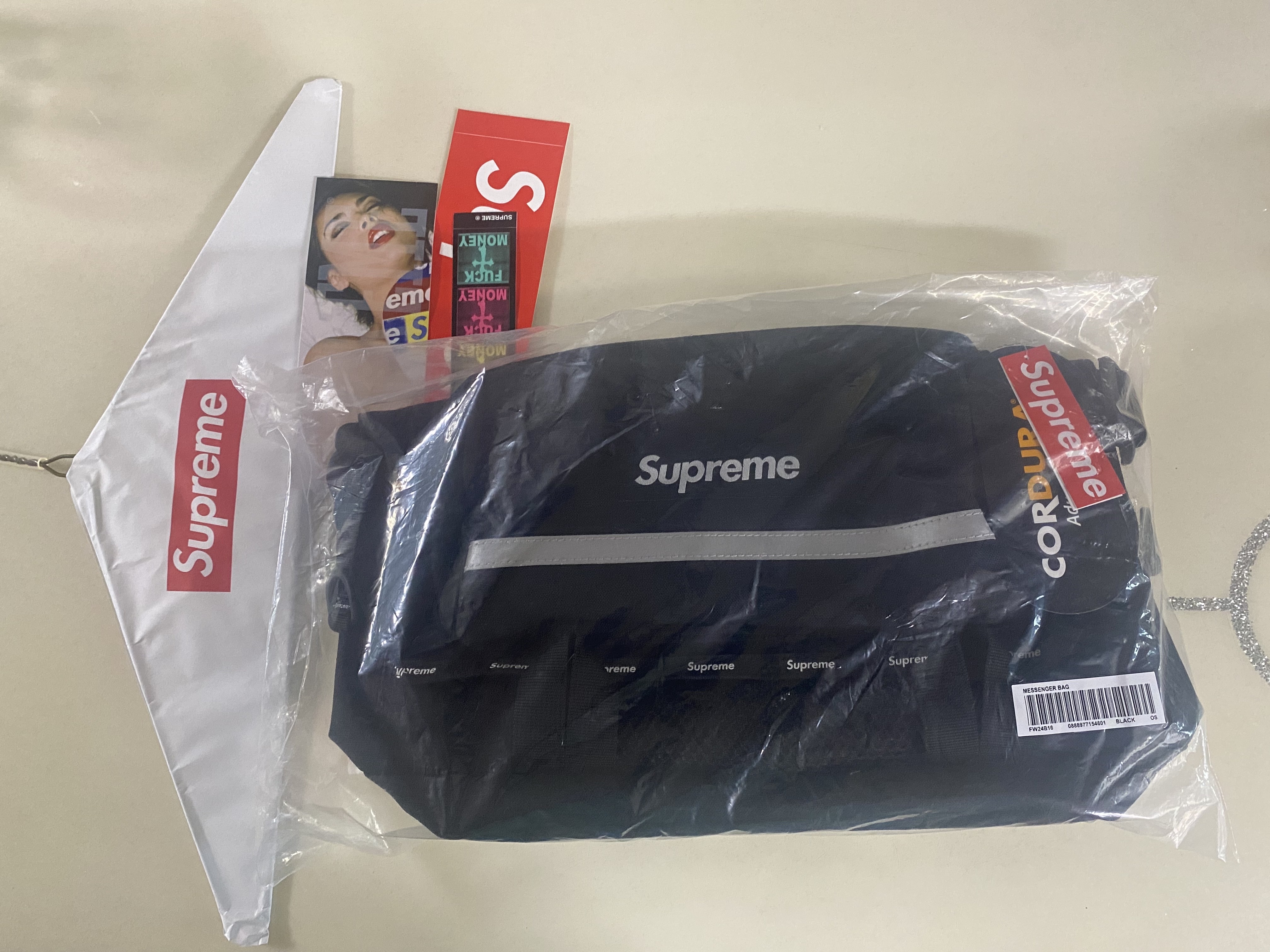 Supreme Messenger Bag Black - 24FW 착용 스타일 - 1