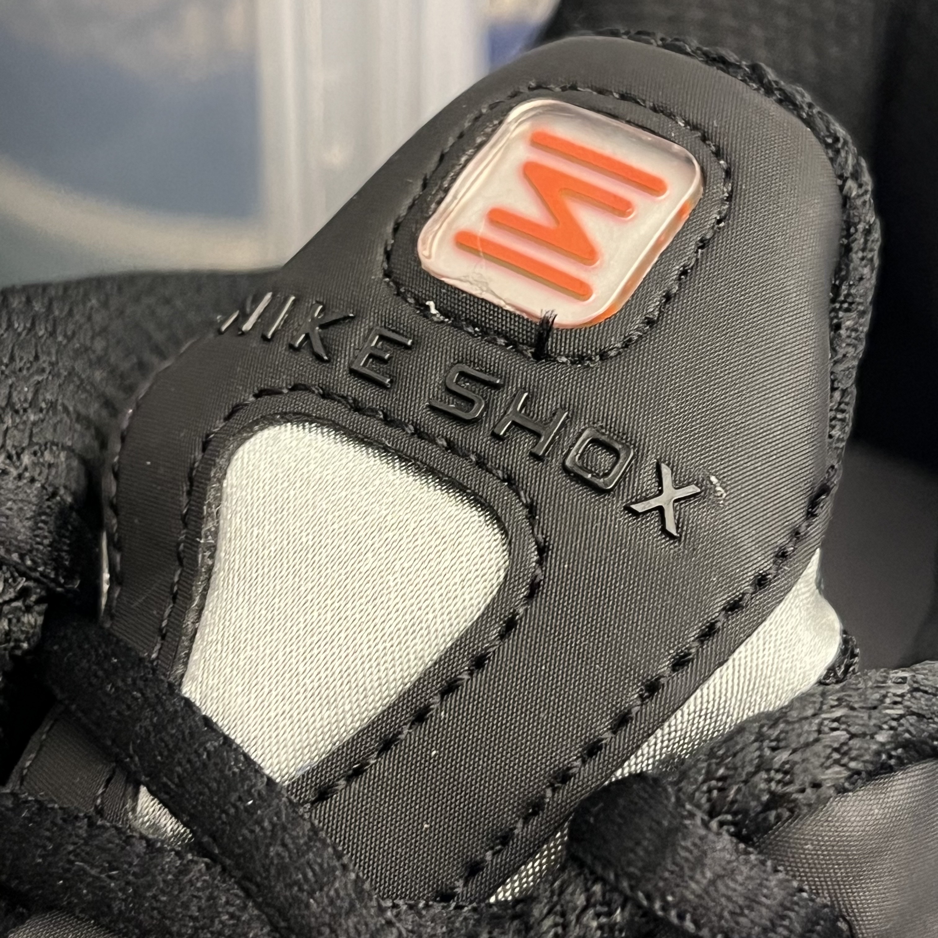 Nike Shox R4 Black and Metallic Silver 착용 스타일 - 3