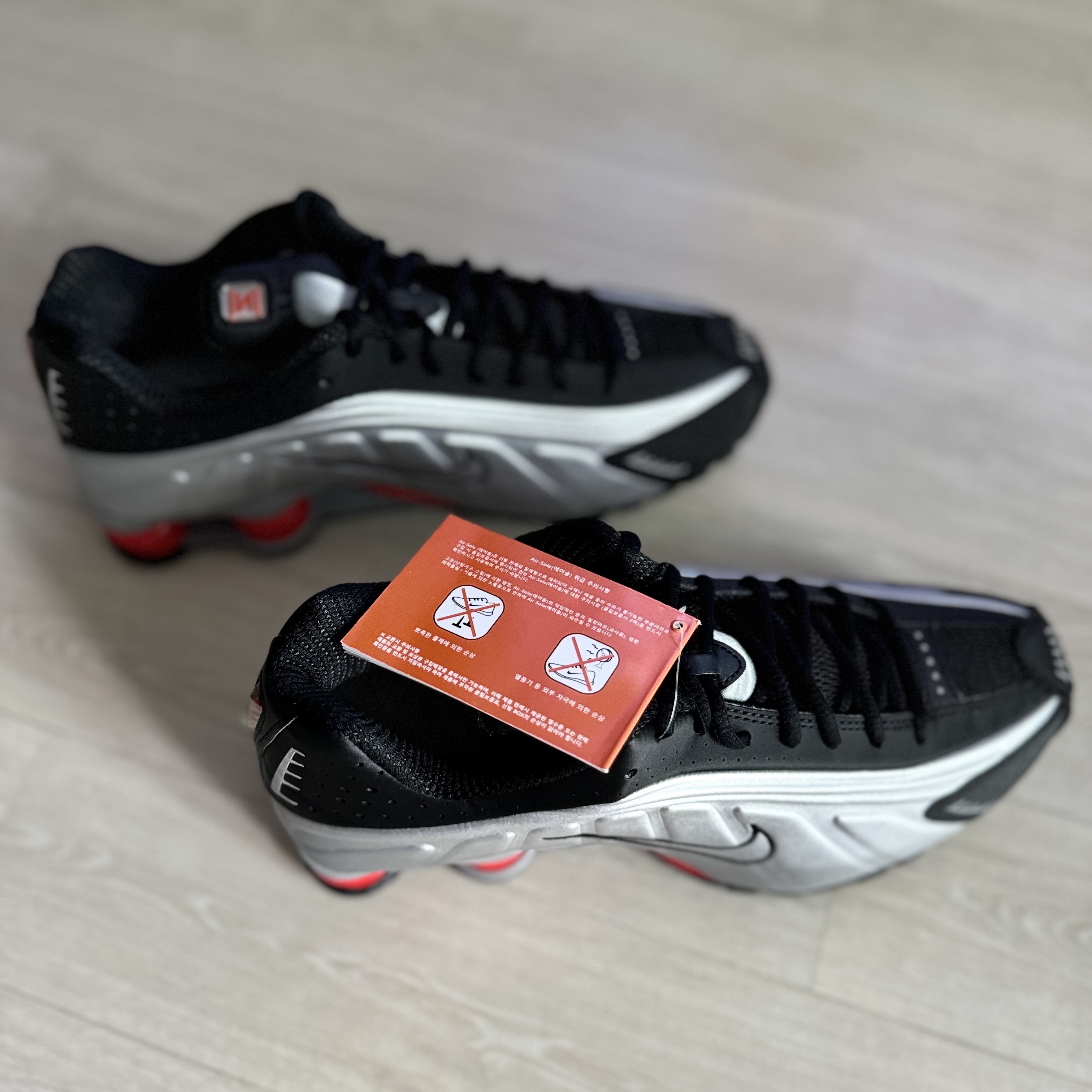 Nike Shox R4 Black and Metallic Silver 착용 스타일 - 3