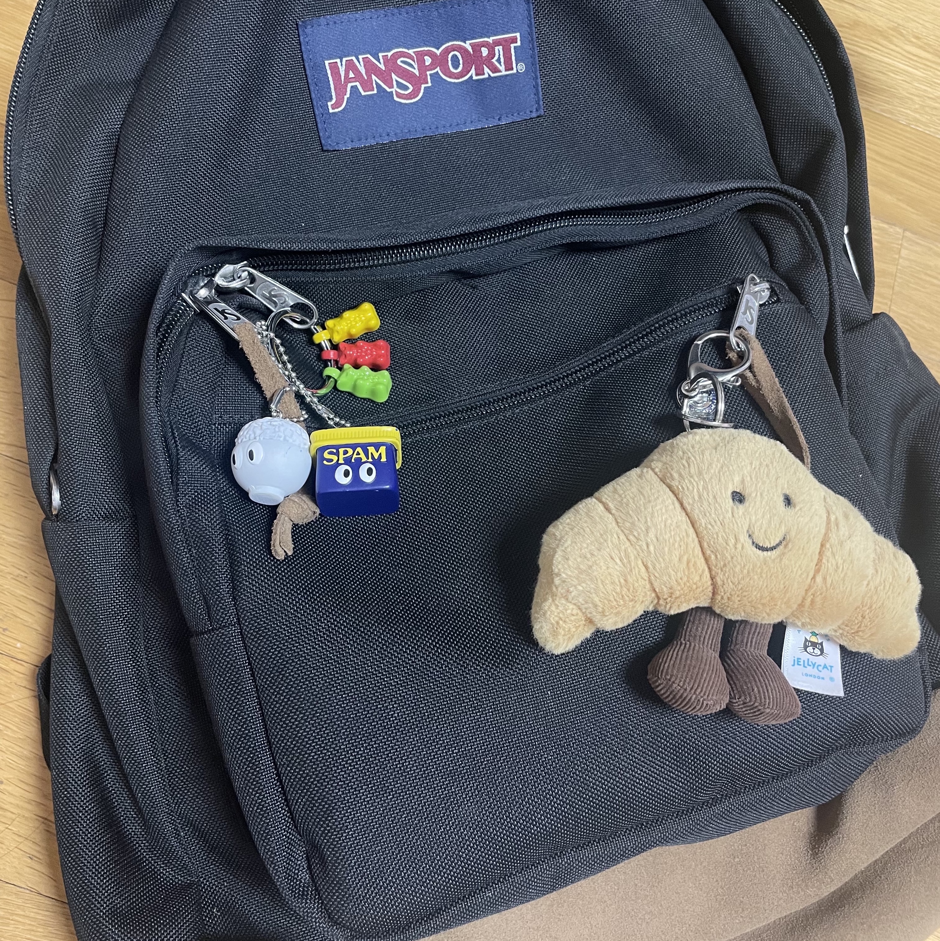 Jansport Right Pack Black, Jellycat Amuseable Croissant Bag Charm Brown 착용 스타일