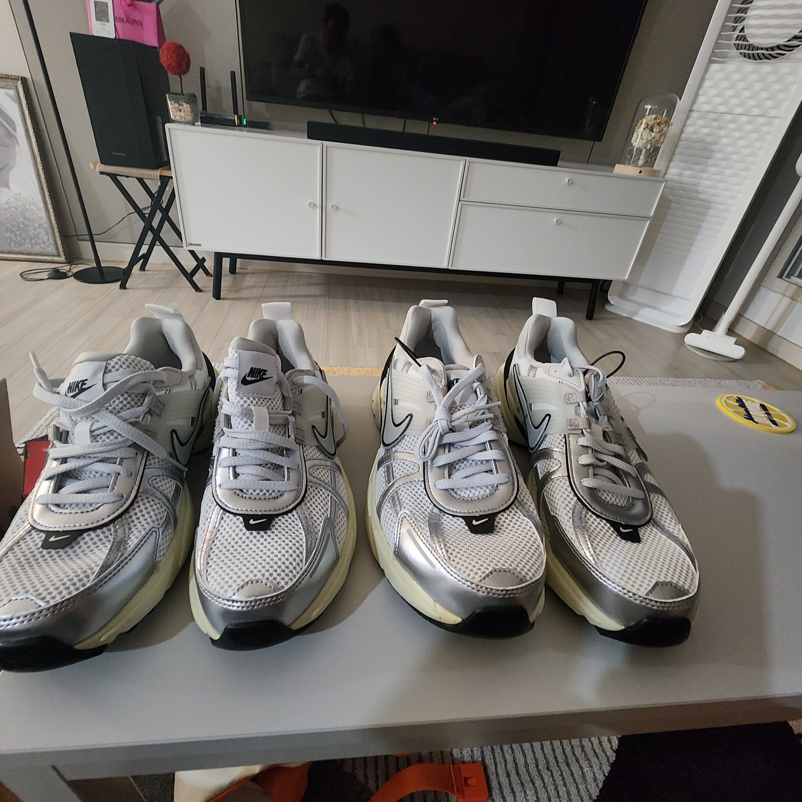 Nike V2K Run Summit White Metallic Silver 착용 스타일 - 1