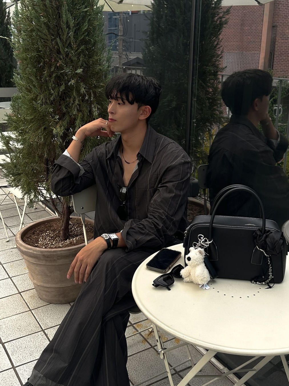 Amomento Stripe Square Pocket Oversized Shirts Khaki - 24FW 착용 스타일 - 1