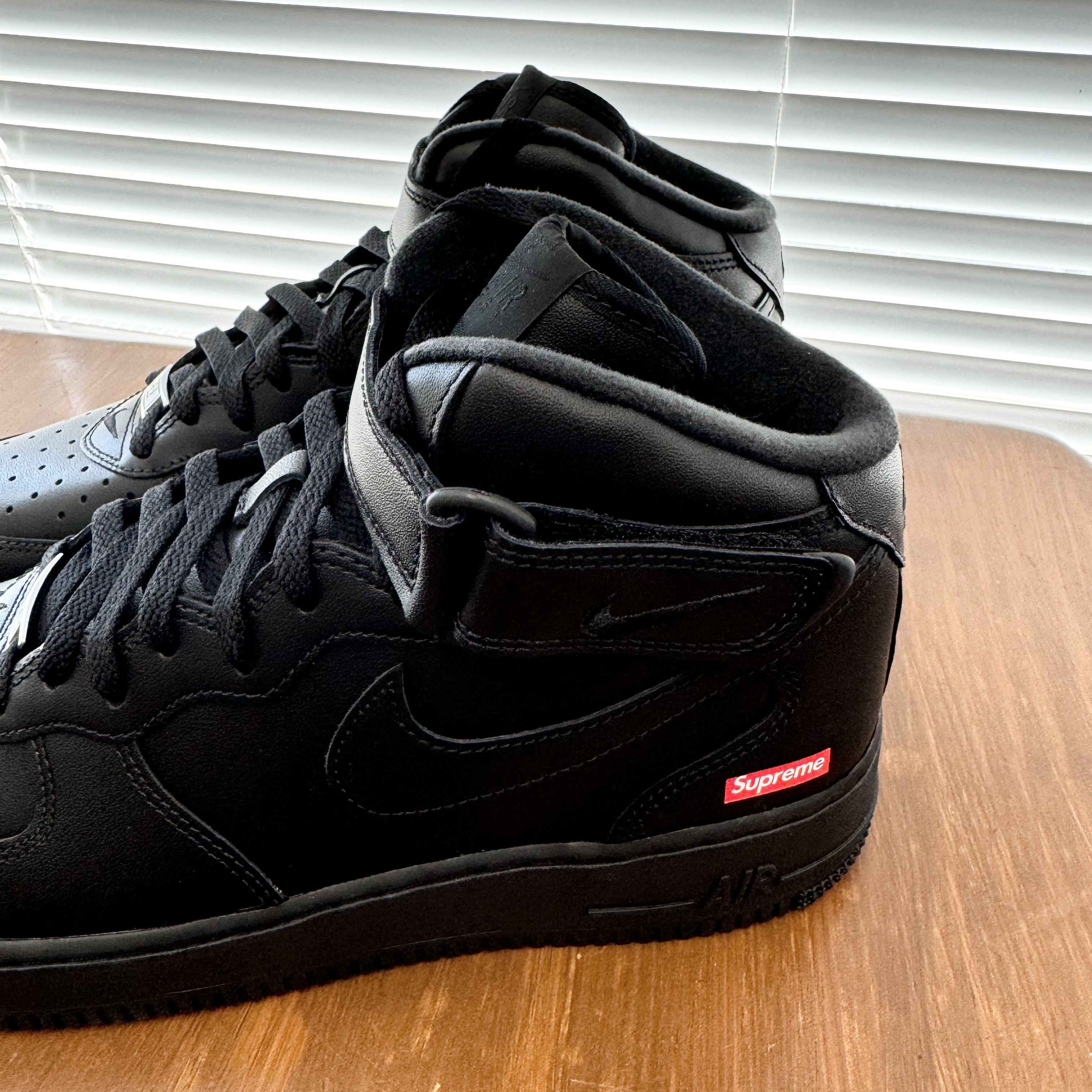 Nike x Supreme Air Force 1 Mid Black 착용 스타일 - 3