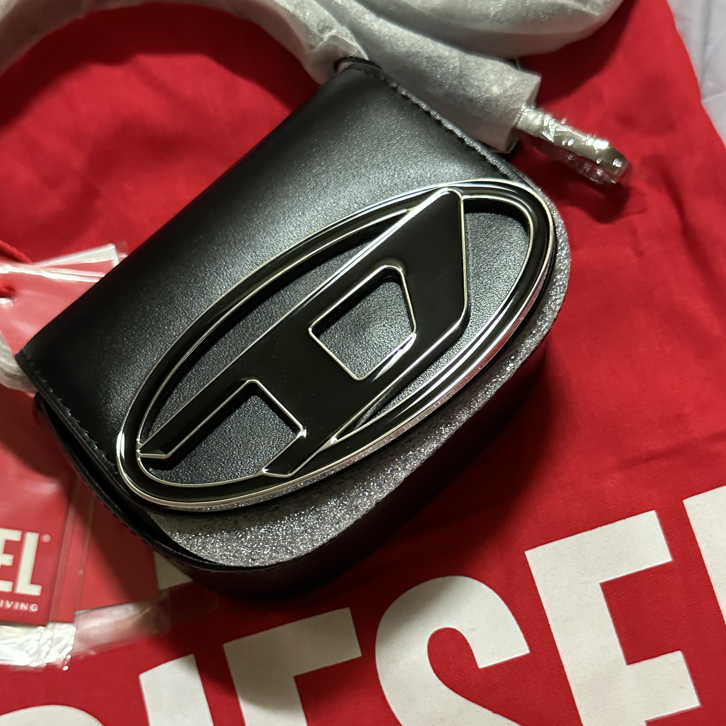 Diesel 1DR Mini Bag Plaque Black 착용 스타일