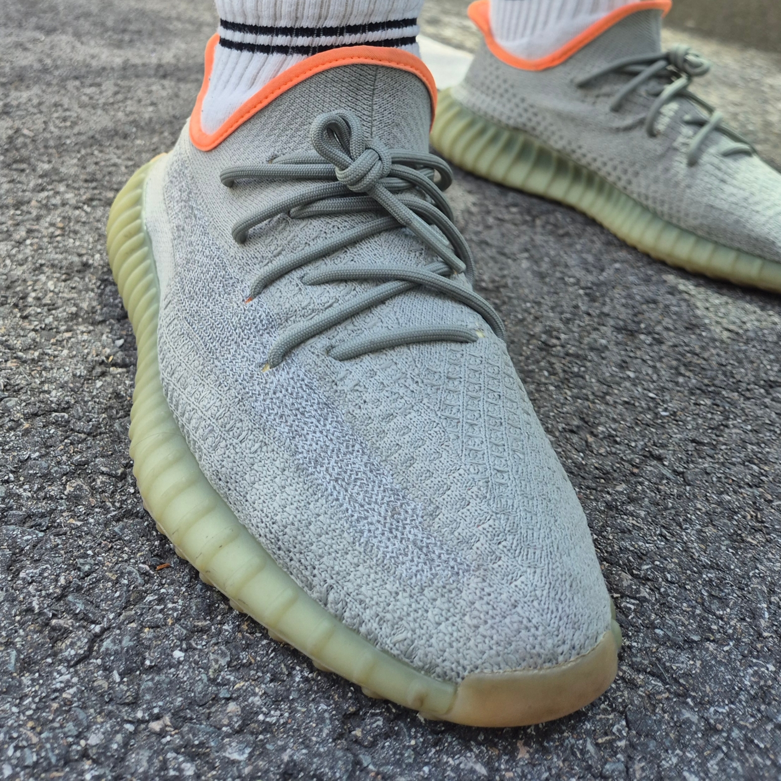 Adidas Yeezy Boost 350 V2 Desert Sage 착용 스타일 - 3