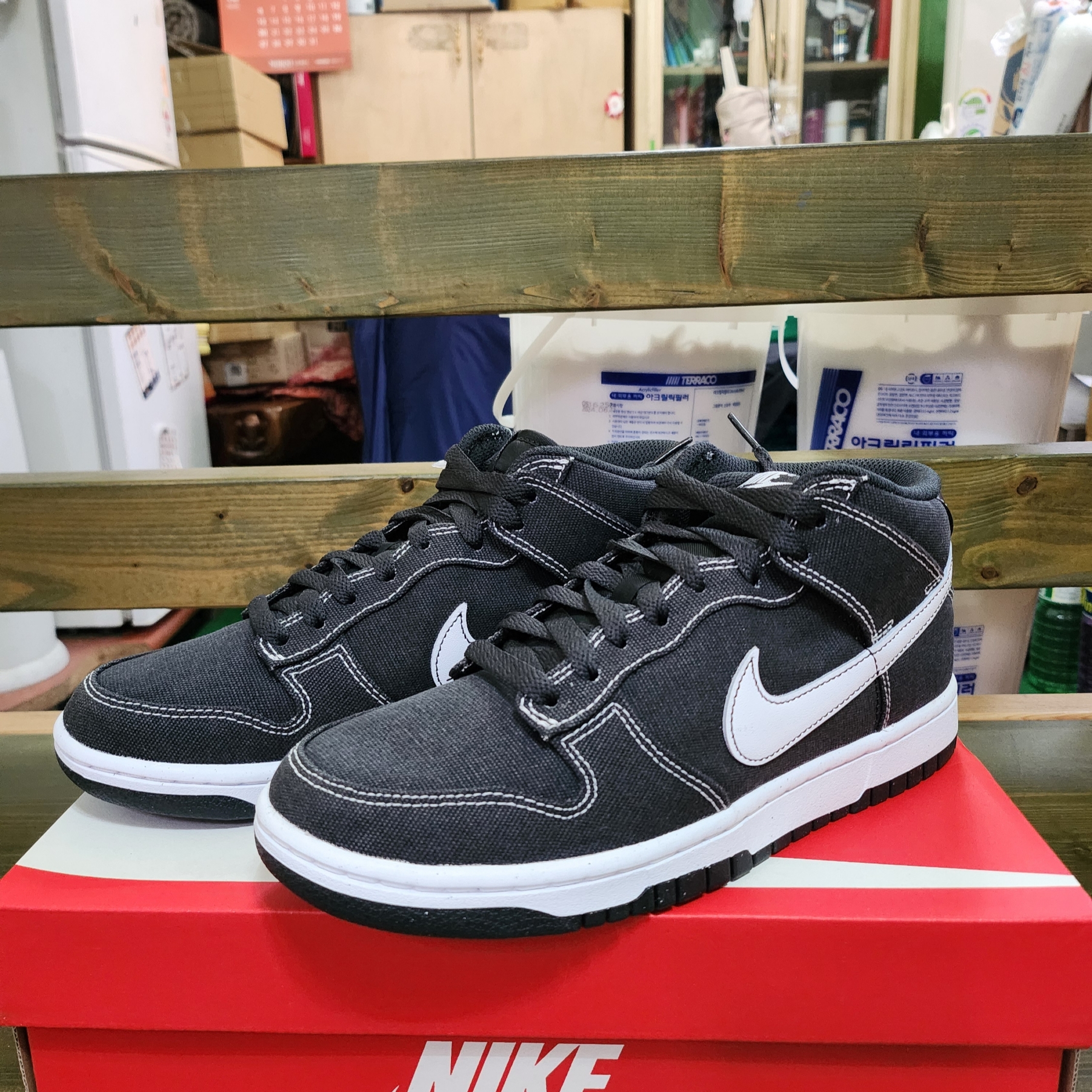 Nike Dunk Mid Off Noir White 착용 스타일