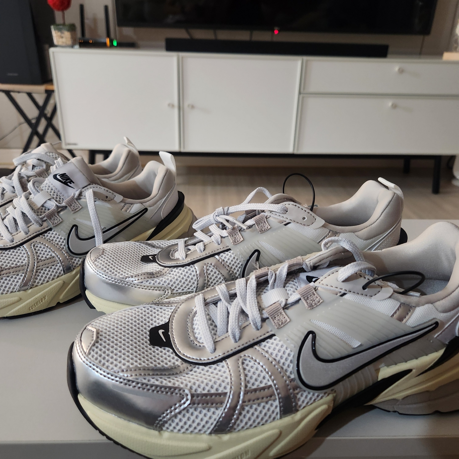 Nike V2K Run Summit White Metallic Silver 착용 스타일 - 2