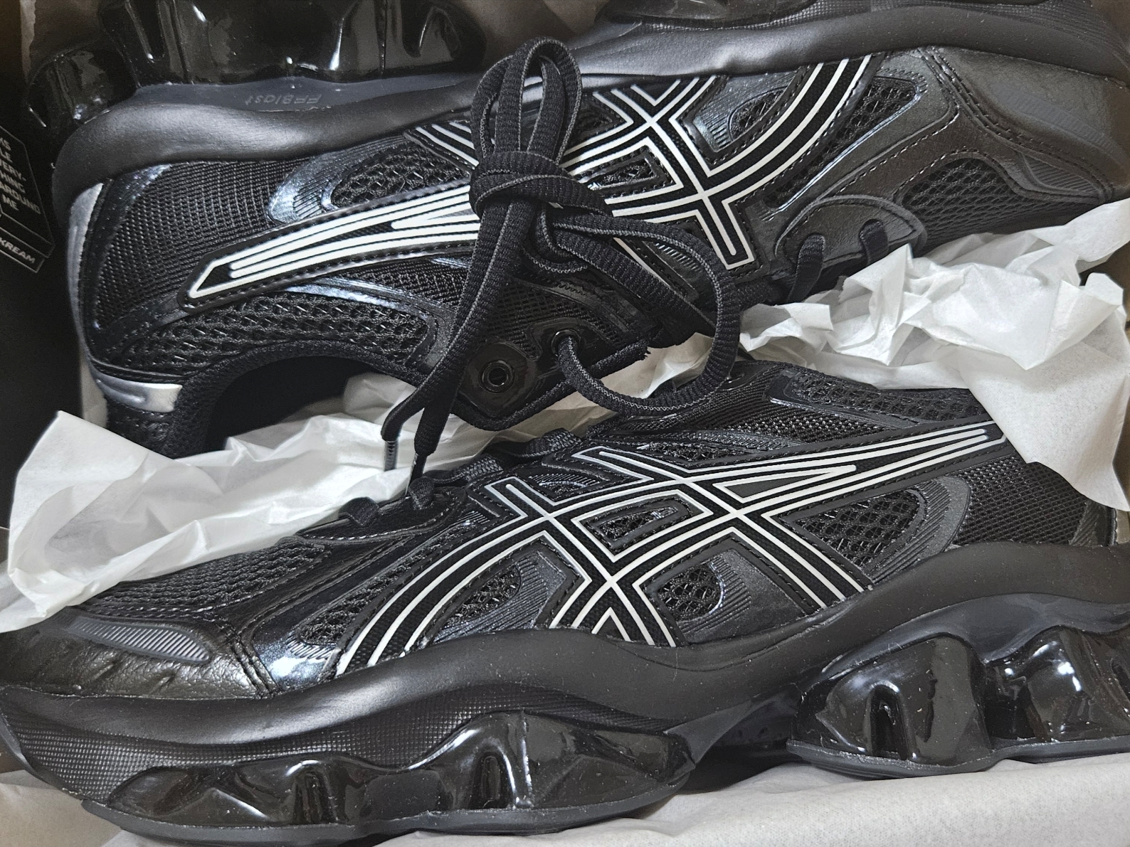 Asics Gel-Quantum Kinetic Graphite Grey Black 착용 스타일