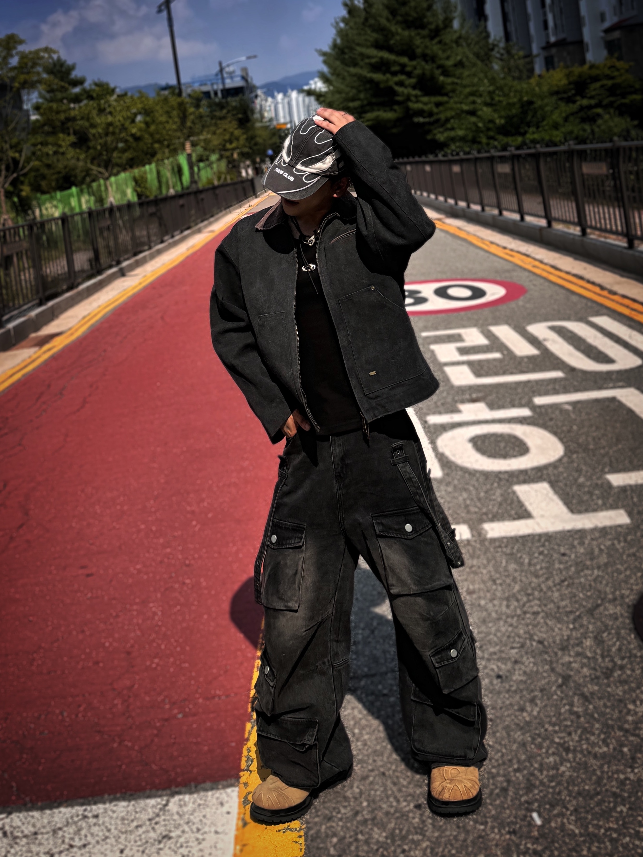 Thug Club Chopper Cap Black, Our Legacy Ladon Leather Keychain Black 착용 스타일 - 5