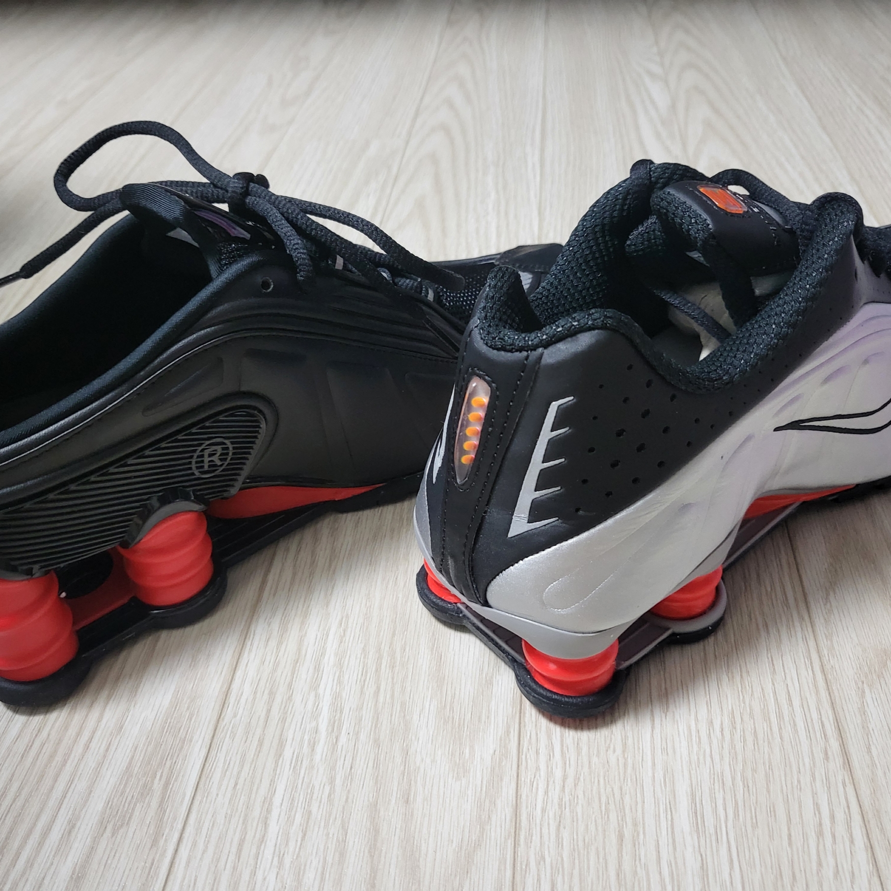 Nike Shox R4 Black and Metallic Silver, Nike x Martine Rose Shox MR4 Black 착용 스타일 - 3
