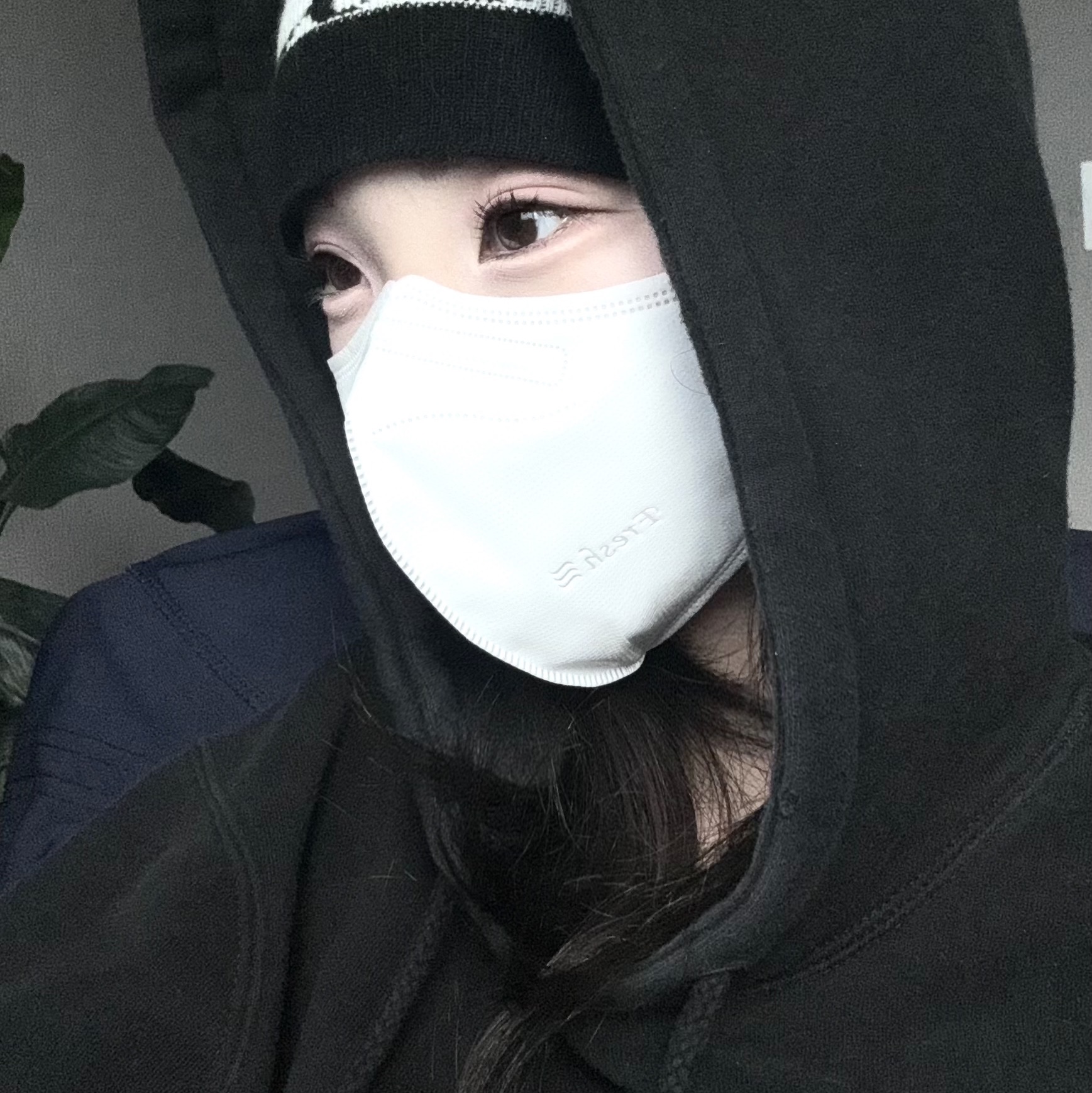 Matin Kim Logo Jacquard Short Beanie Black 착용 스타일