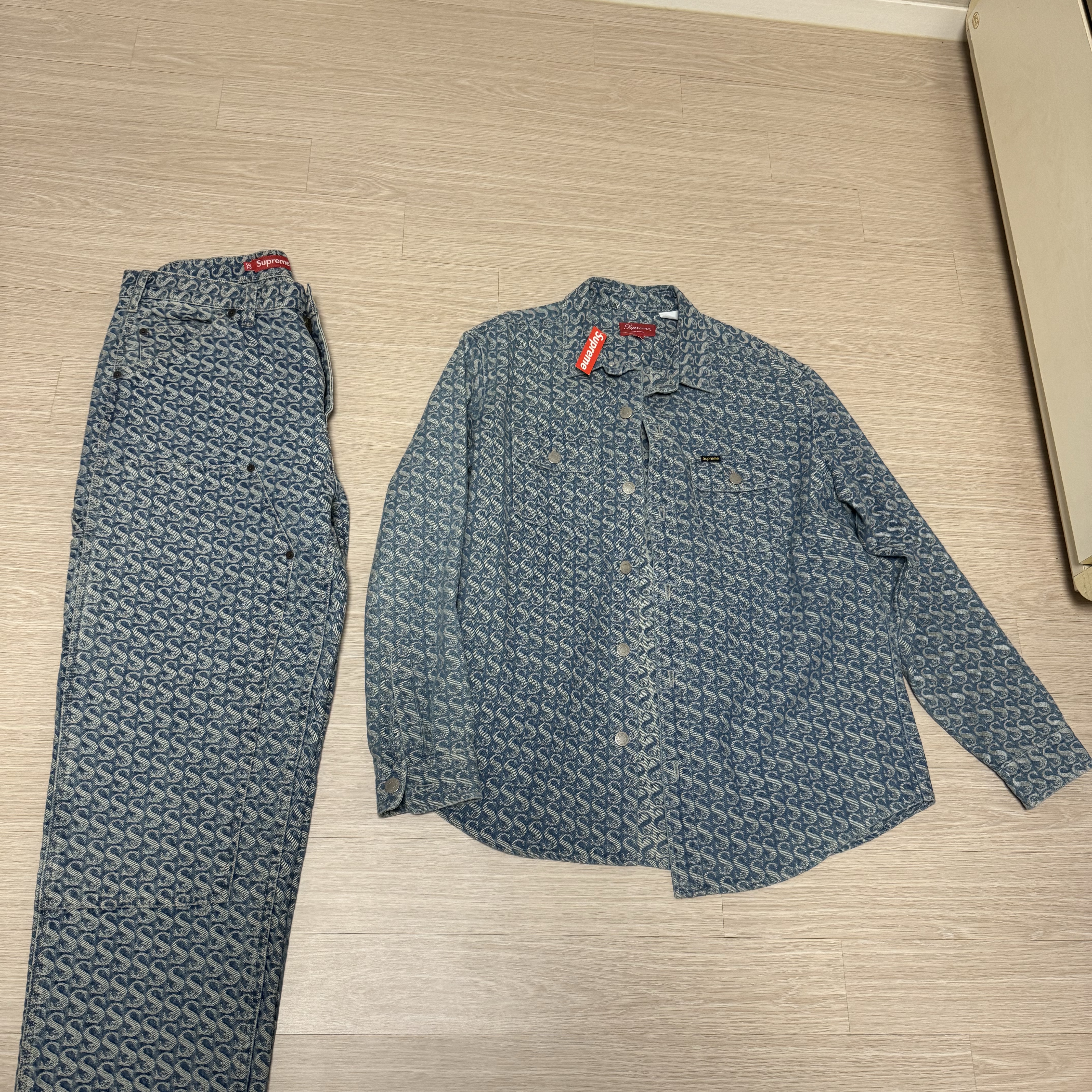 Supreme Monogram Denim Shirt Blue - 21FW, Supreme Monogram Double Knee Denim Painter Pants Blue - 21FW 착용 스타일