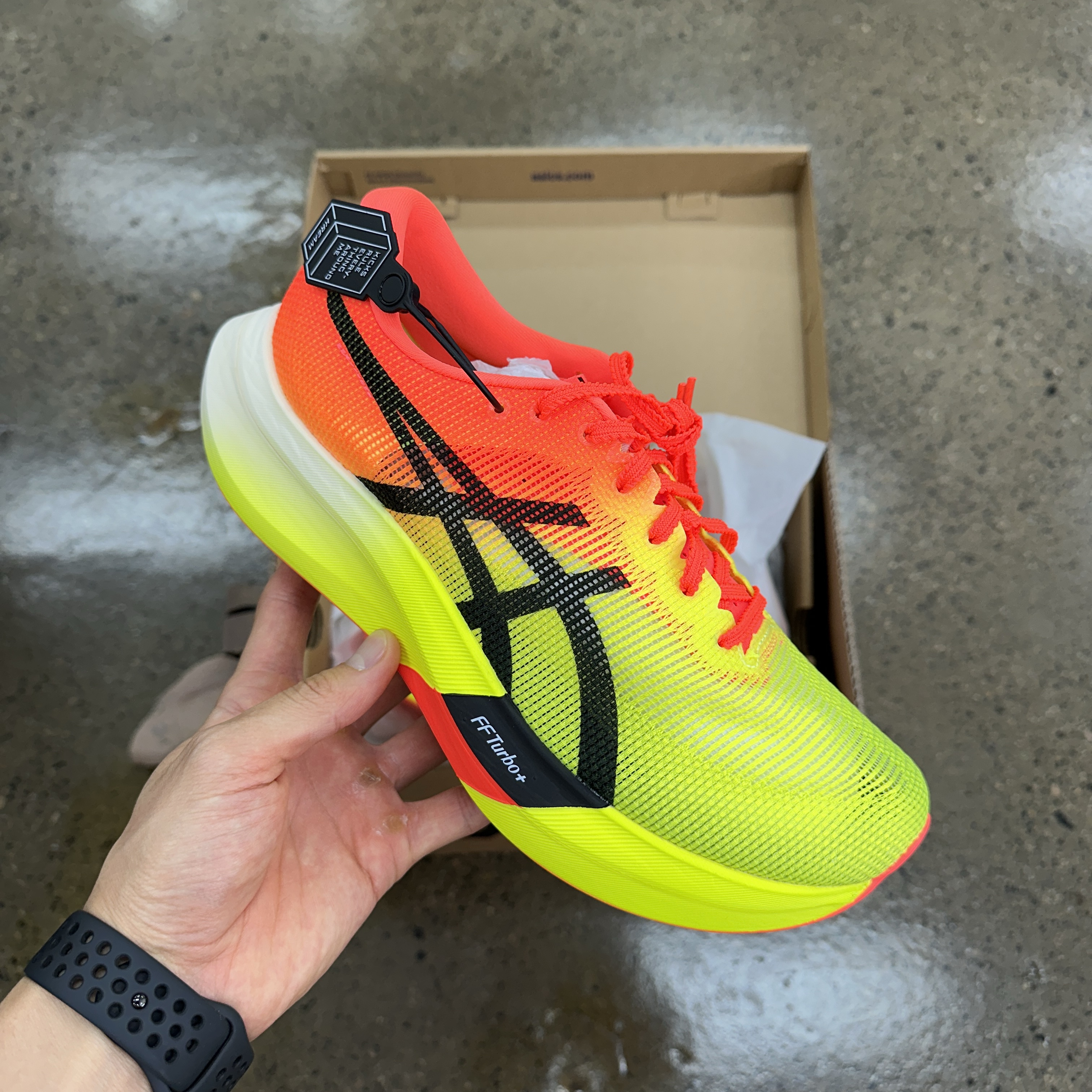 Asics Metaspeed Sky Paris Safety Yellow Black 착용 스타일