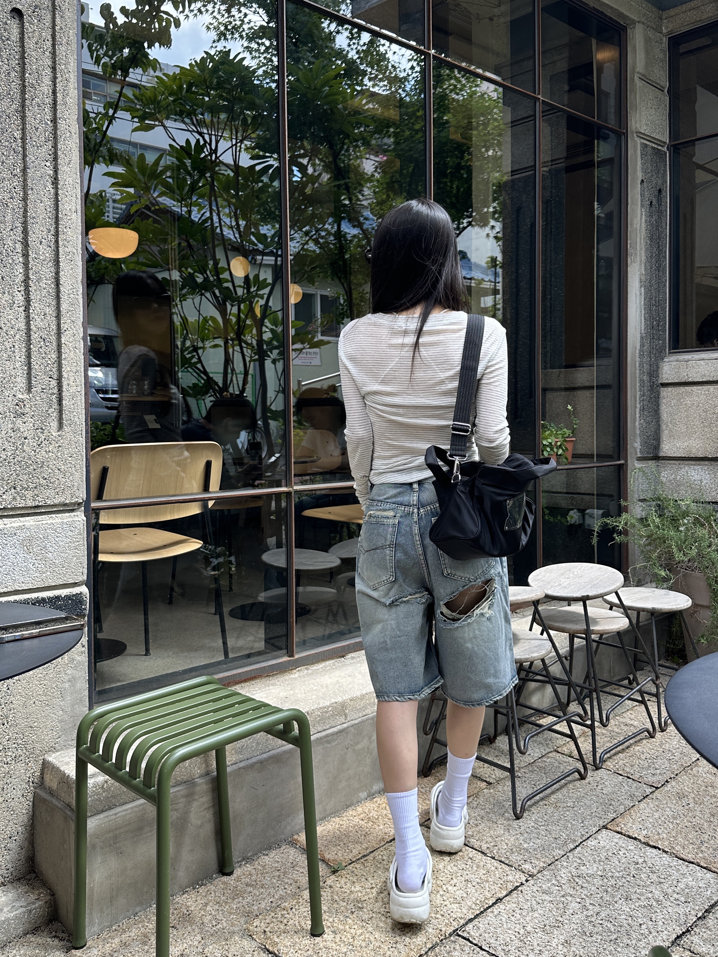 (W) Crocs Classic Platform Clog White 착용 스타일 - 3