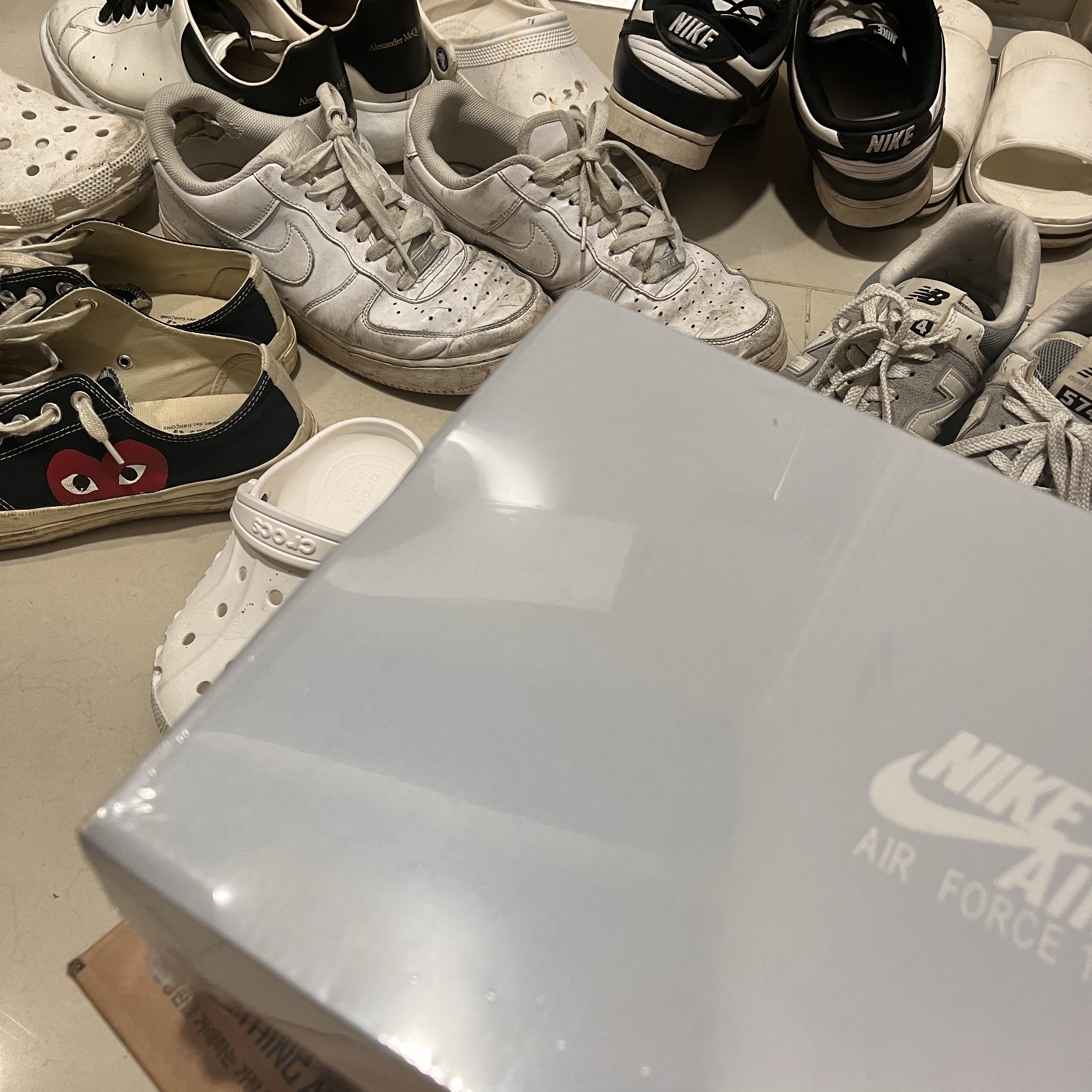 Nike Air Force 1 '07 Low White, Converse x Play Comme des Garcons Chuck 70 Ox Black 착용 스타일