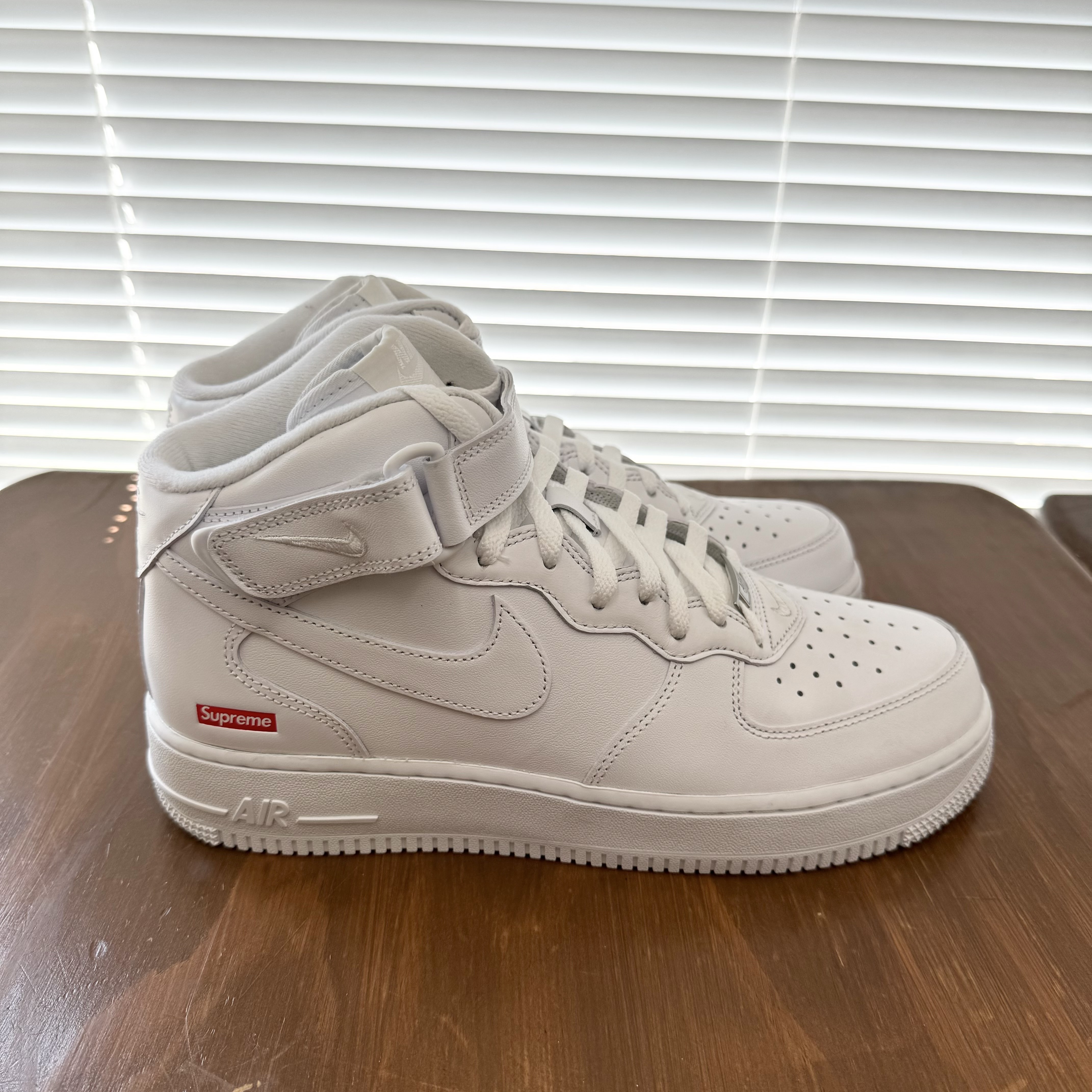 Nike x Supreme Air Force 1 Mid White 착용 스타일 - 2