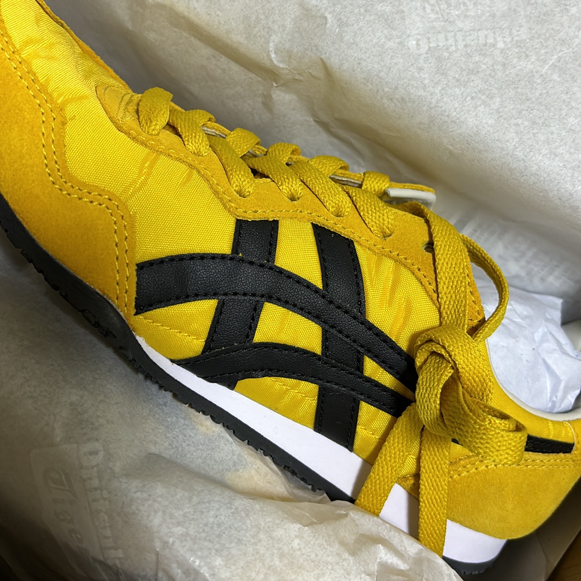 Onitsuka Tiger Serrano Yellow Black 착용 스타일