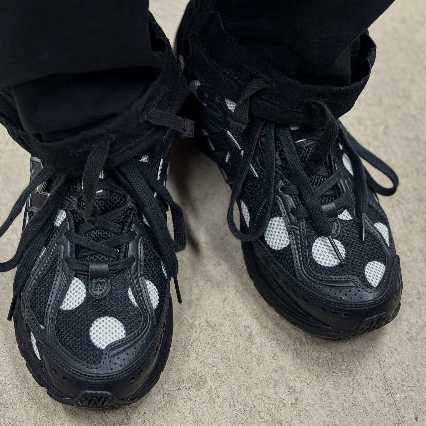 New Balance 1906R Polka Dot Black 착용 스타일