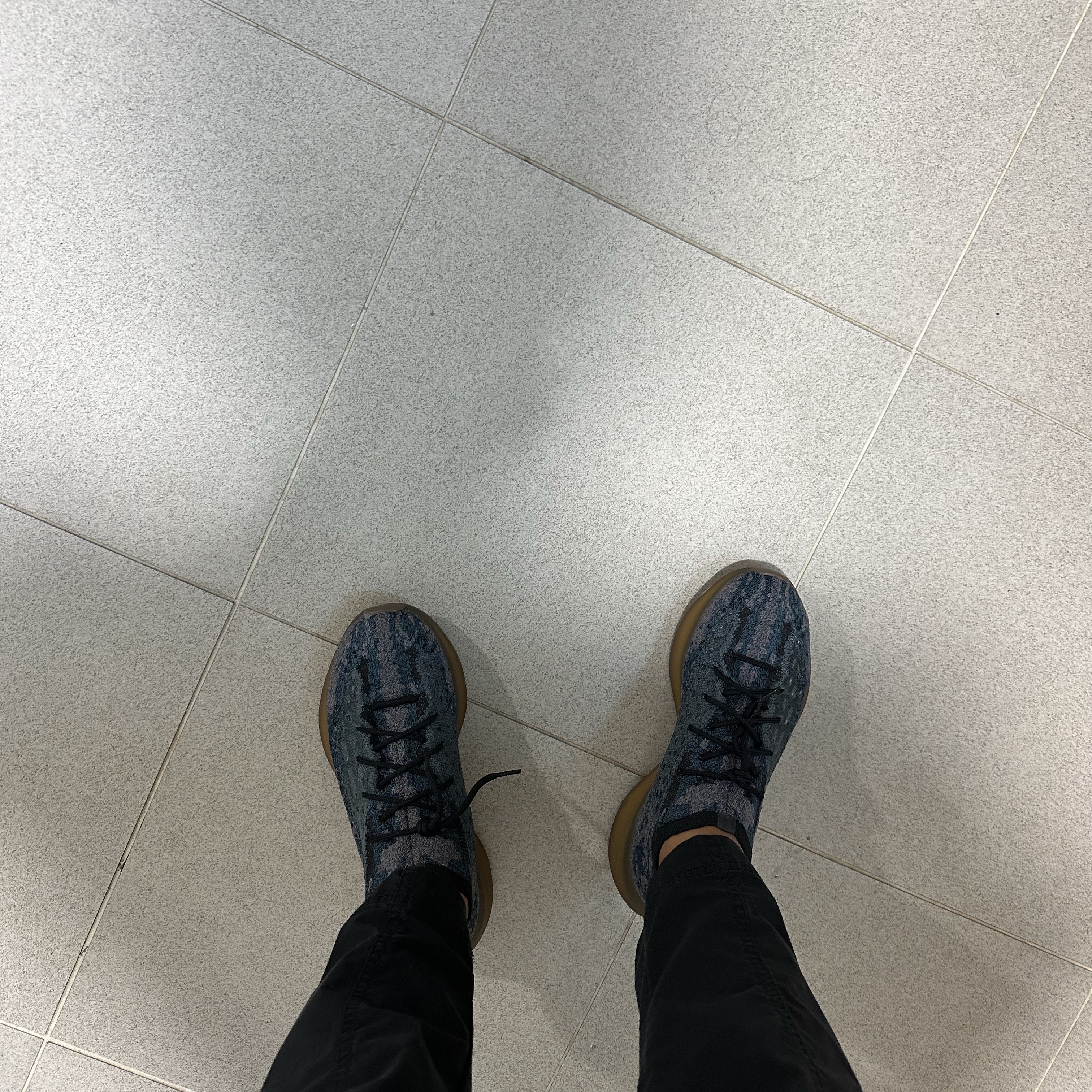Adidas Yeezy Boost 380 Covellite 착용 스타일
