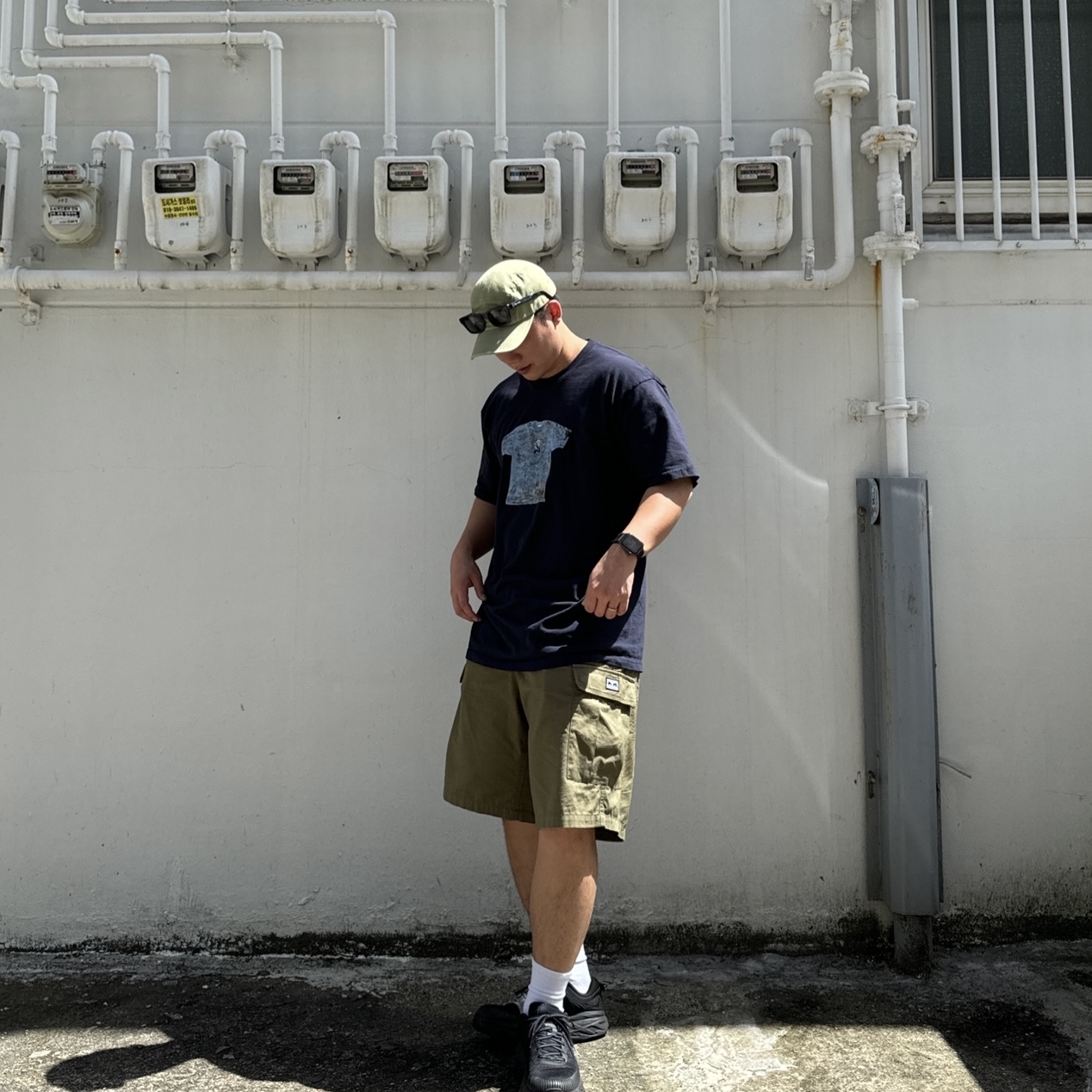 Supreme First T-Shirt Navy - 24SS, Supreme Washed Chino Twill Camp Cap Olive - 23SS 착용 스타일 - 3