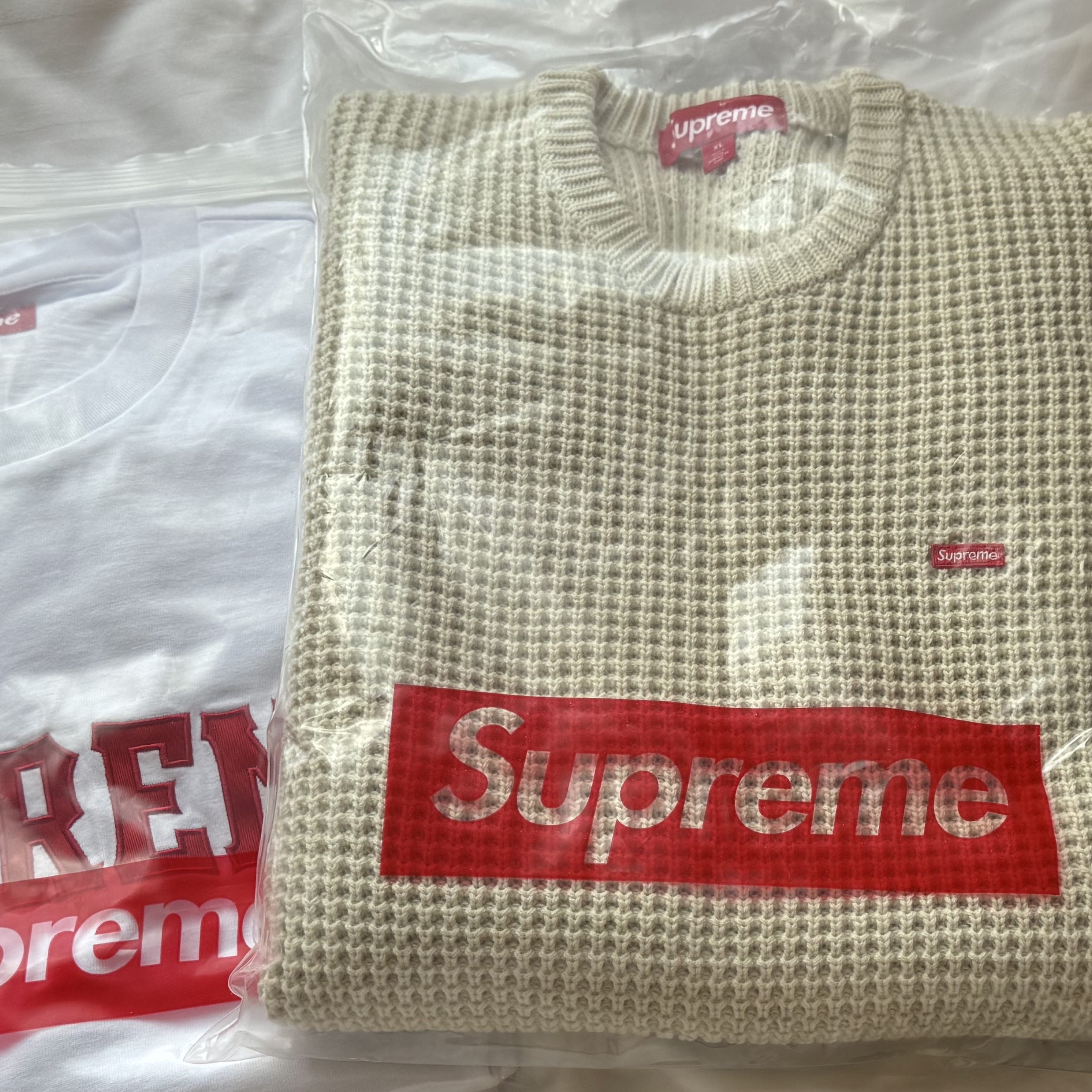 Supreme Waffle Small Box Sweater  White - 24FW 착용 스타일
