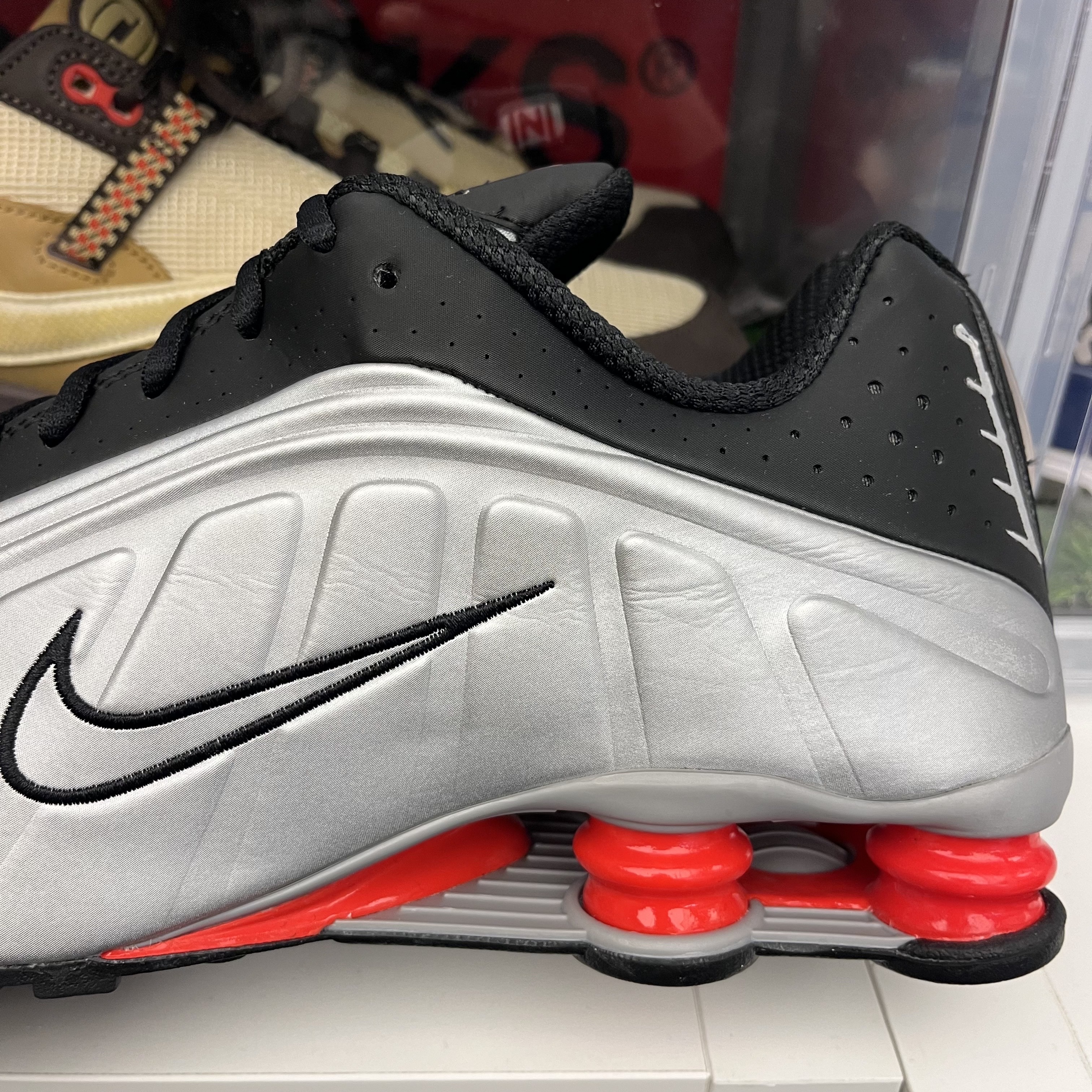Nike Shox R4 Black and Metallic Silver 착용 스타일 - 1