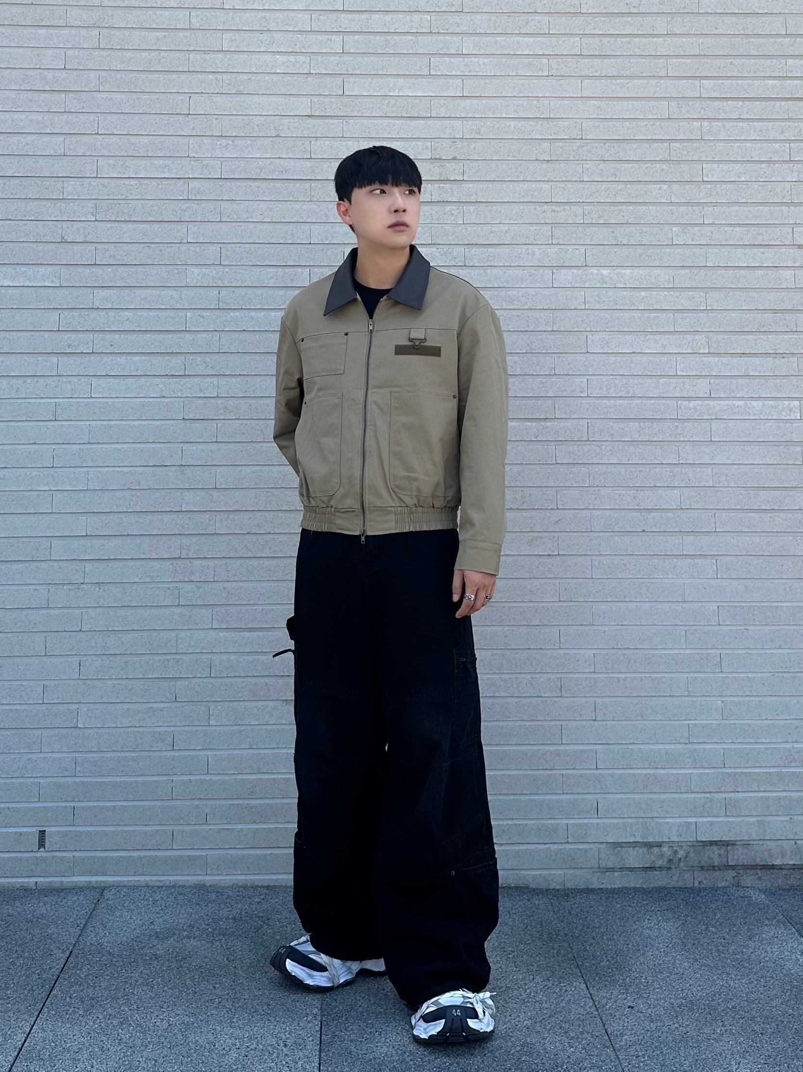 Balenciaga Cargo Sneakers White Grey 착용 스타일 - 1