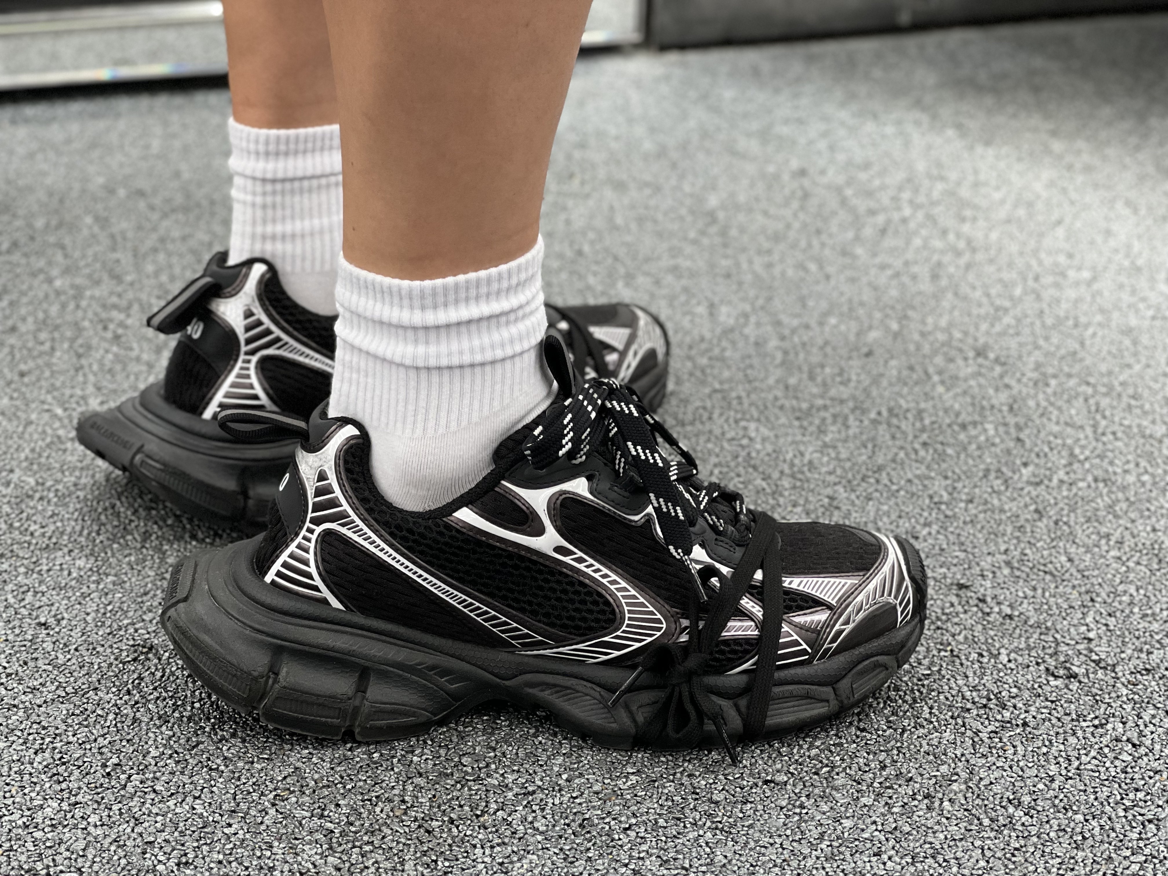 Balenciaga 3XL Sneakers Black White 착용 스타일 - 1