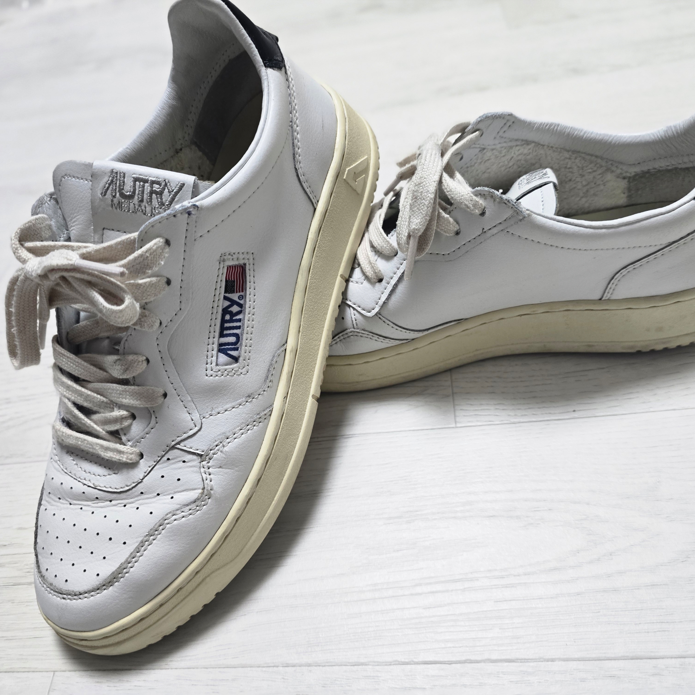 Autry Medalist Low Leather Sneakers White Black 착용 스타일